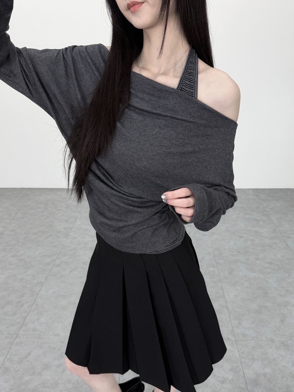 A0434-A14 慵懶感條紋掛脖垂墜領上衣