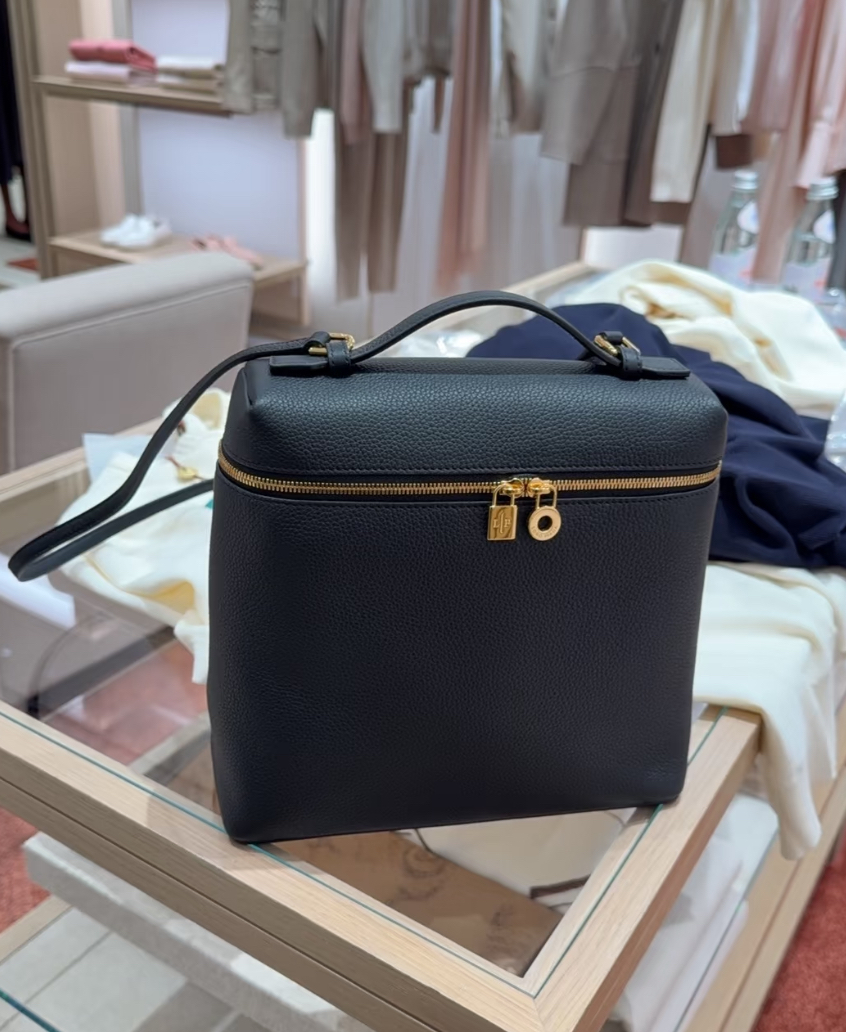 Loro Piana Lp Extra Pocket Backpack L23.5  海軍藍 金扣背包