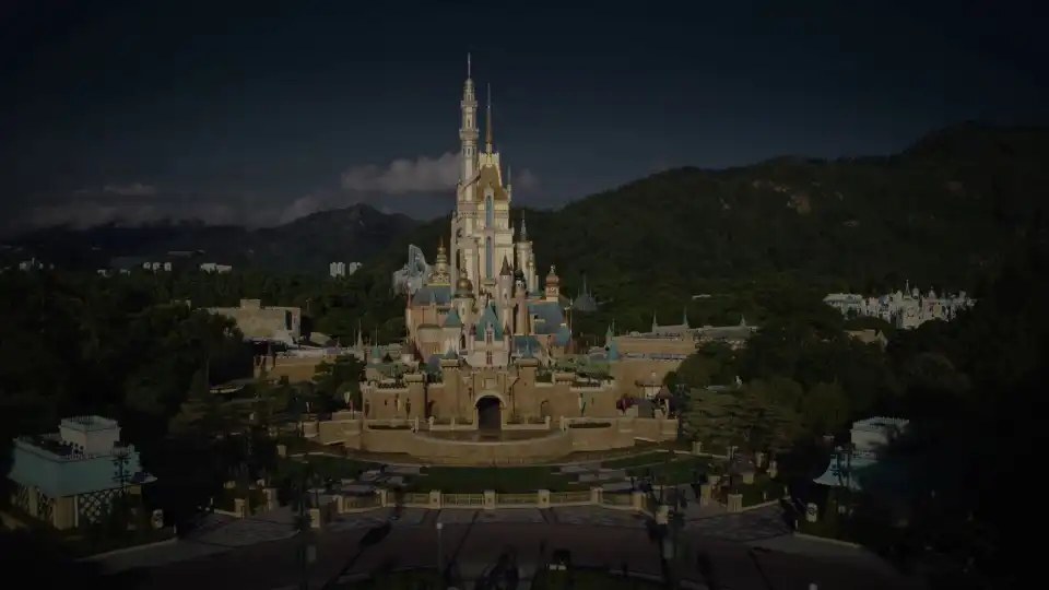 城堡黃昏亮燈全景，天色漸暗