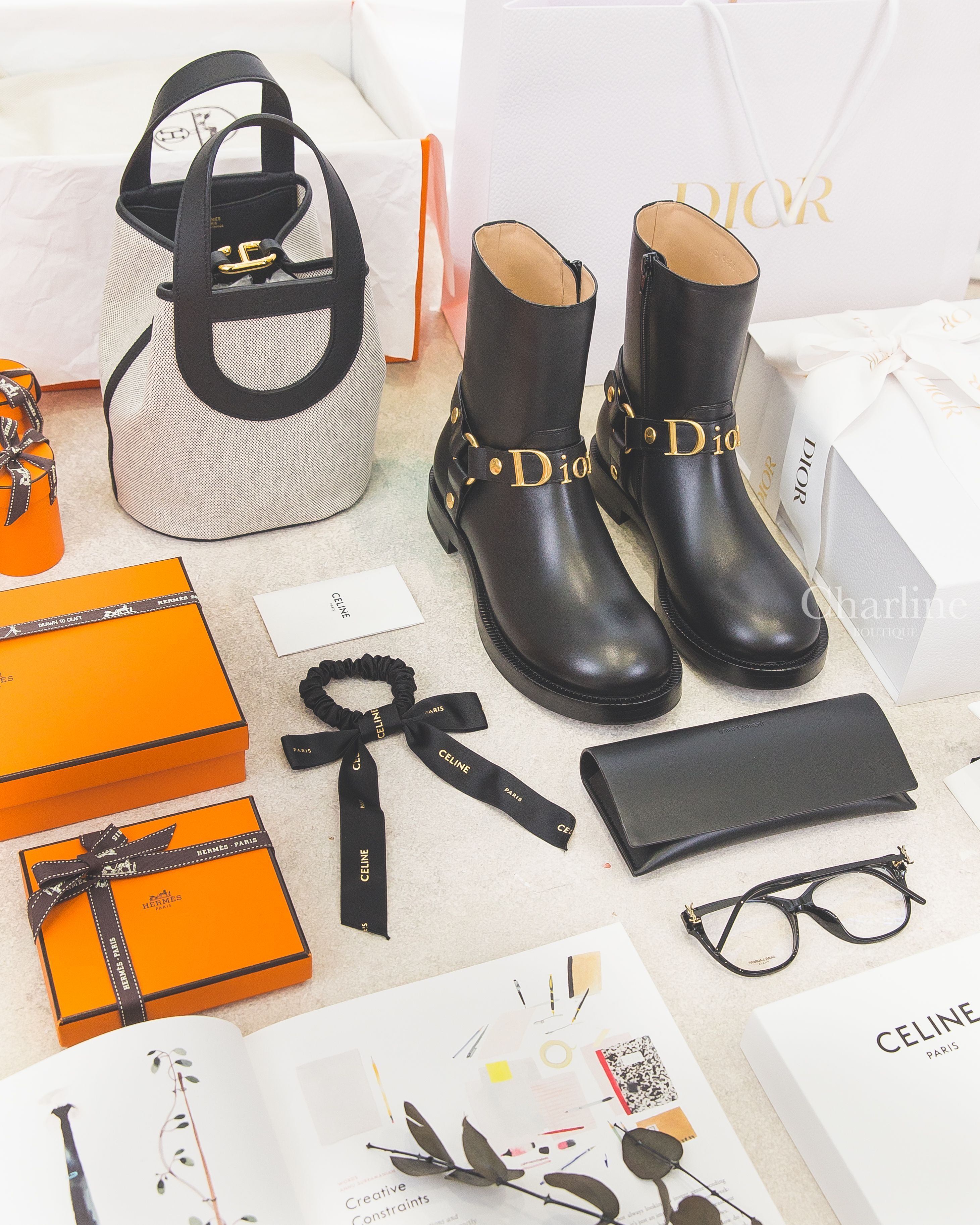 Dior Bolt Ankle Boot 黑色金屬扣環裝飾DIOR金字小牛皮拉鍊低跟踝靴 搭配精品盒裝眼鏡與配件情境展示