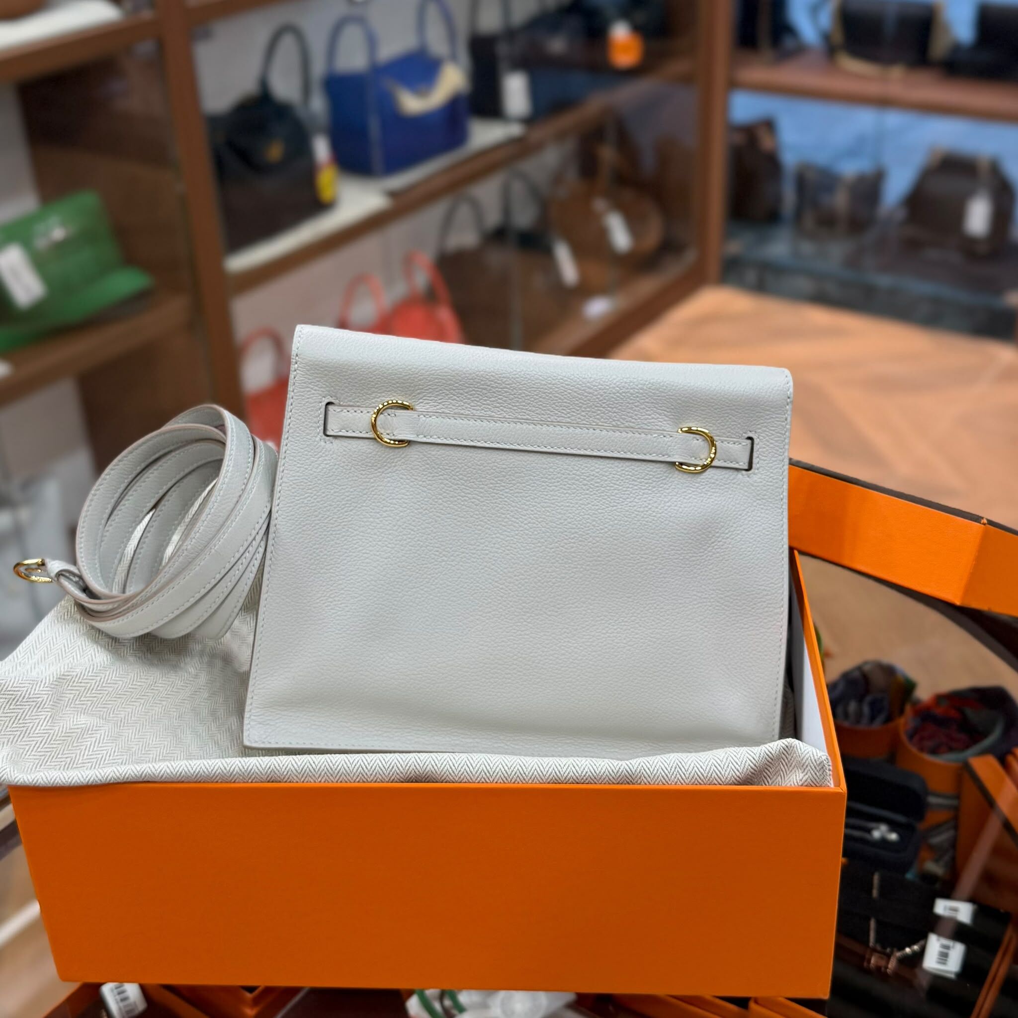 閑置品 HERMES KELLY DANSE 80珍珠灰金扣 EVERCOLOR皮 GRIS PERLE GHW ,STAMP Y, #愛馬仕