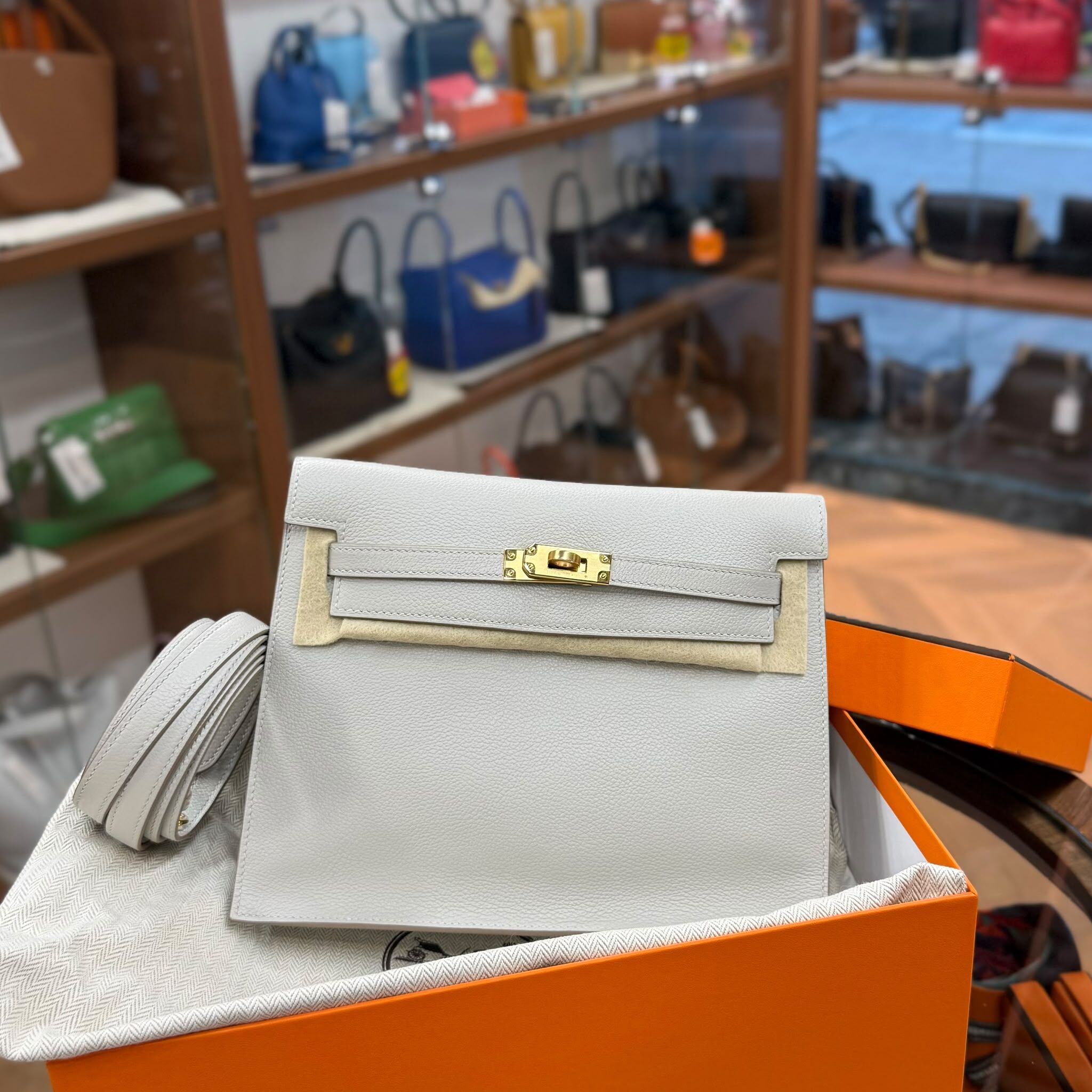 閑置品 HERMES KELLY DANSE 80珍珠灰金扣 EVERCOLOR皮 GRIS PERLE GHW ,STAMP Y, #愛馬仕