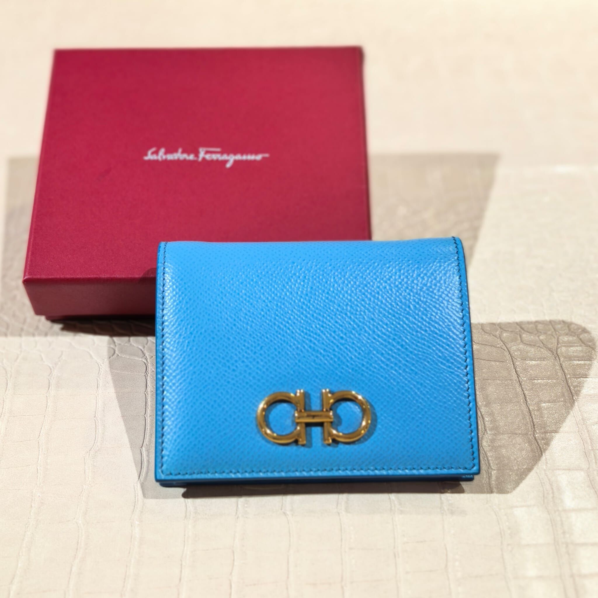 全新FERRAGAMO WALLET, 22D780,天空藍EPSOM皮短銀包, GANCINI COMPACT, #BRAND NEW #香榭站正品