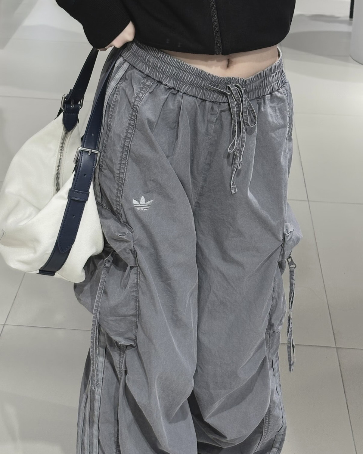 ADIDAS STREET 抽繩 工裝褲 寬褲 長褲 透氣 女款 水洗灰 KX3047 / 調貨