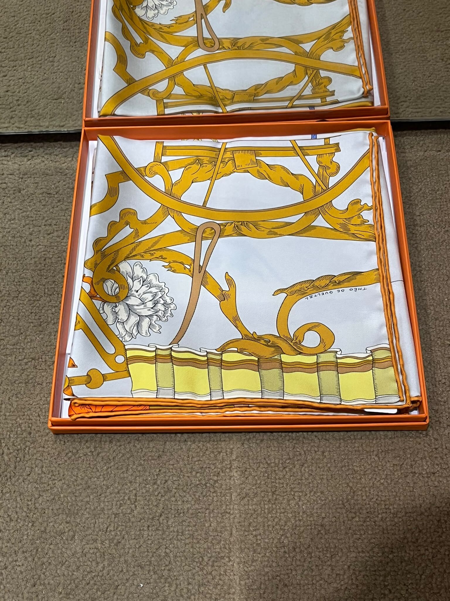 La nature en voyage scarf 90x90cm gris perle / orange cuit / jaune