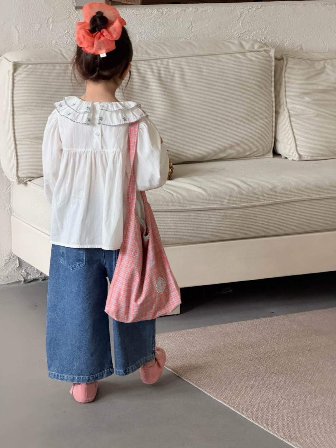 刺繡小花泡泡袖上衣