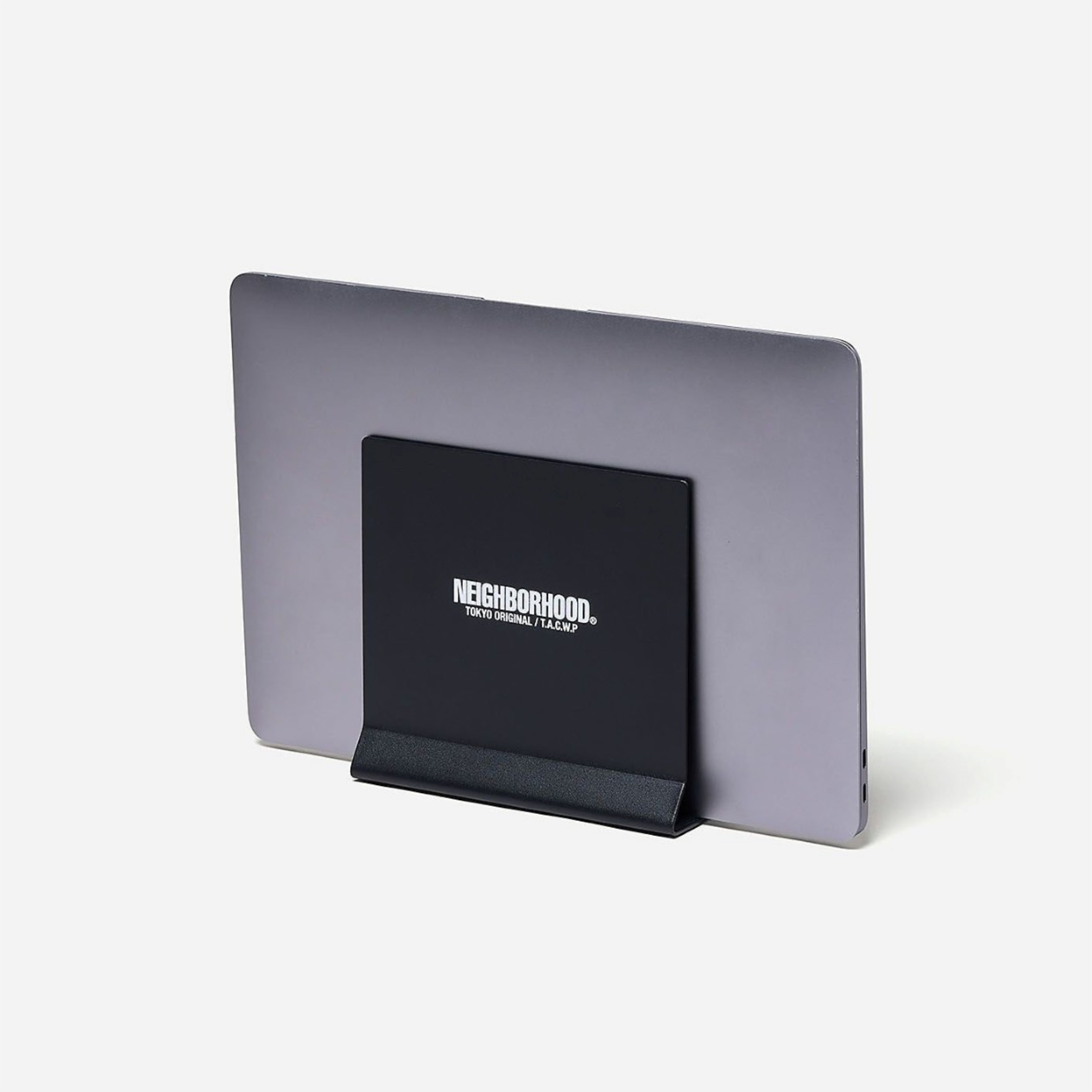 2026AW NEIGHBORHOOD ISETAN NBHD BOOKSTORE 書本商店限定 LAPTOP STAND 金屬 平板 電腦 筆電 書架 收納架 現貨 262YJNH-AC05S