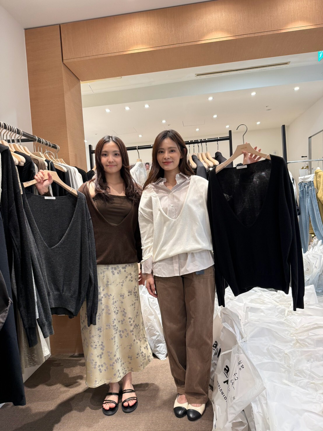 LB7119 隨性層次大深V領落肩針織衫