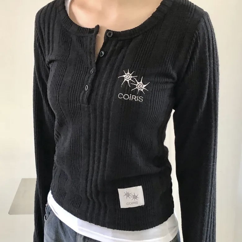 COiRIS SOFTEN KNIT BUTTON 全黑 直條紋 針織長袖 圓領鈕扣