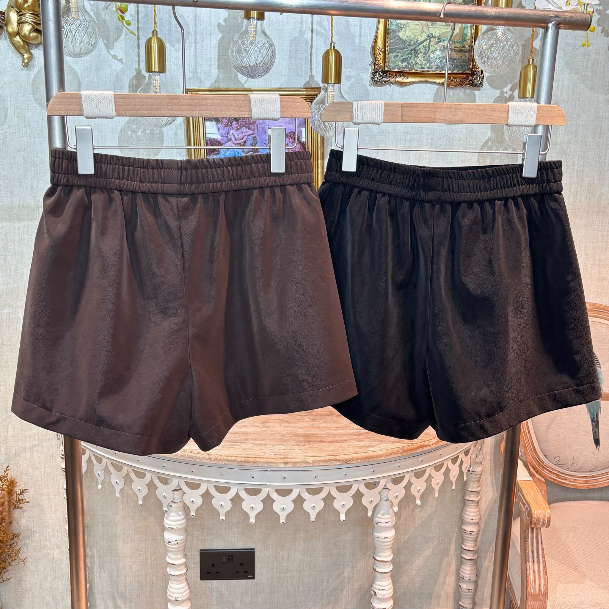 HKCG0919-009 絲巾吊飾皮感短褲 (A9黑/B9啡)