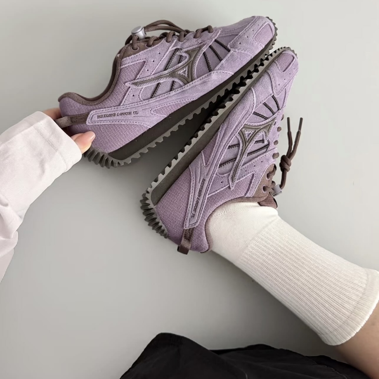 代購-Mizuno LG 60S TL 輕戶外 輕薄 撞色鞋帶 快速系帶設計 休閒鞋 丹霞橘 粽褐色 黑橄欖 紫 男女同款