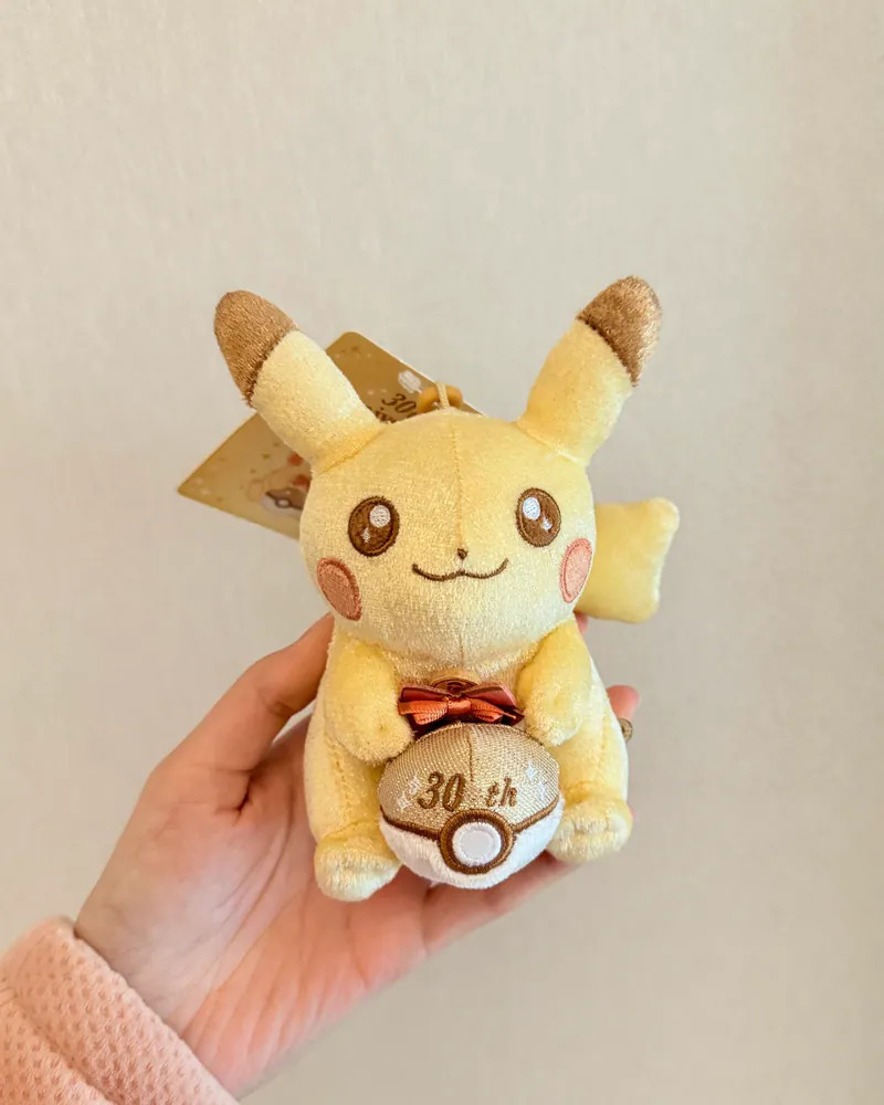 【國外限定】POKÉMON 寶可夢 30週年紀念 皮卡丘 毛絨吊飾 神奇寶貝 娃娃 玩偶 吊飾 掛件 鑰匙圈