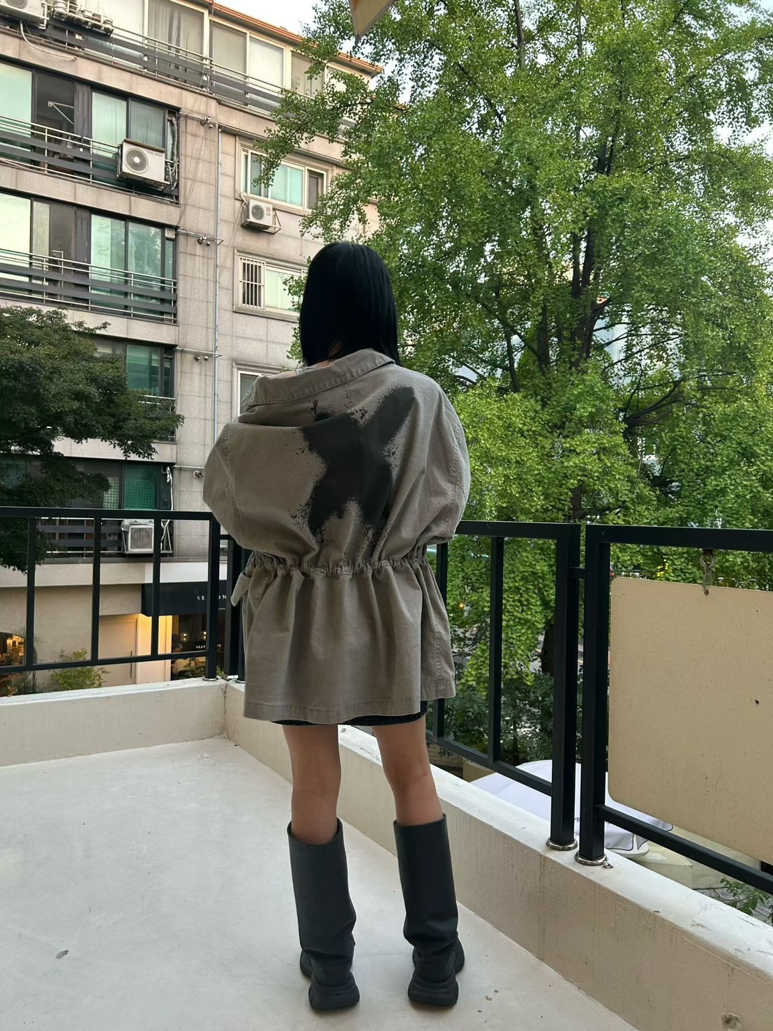 鉚釘背噴漆縮腰牛仔長夾克
