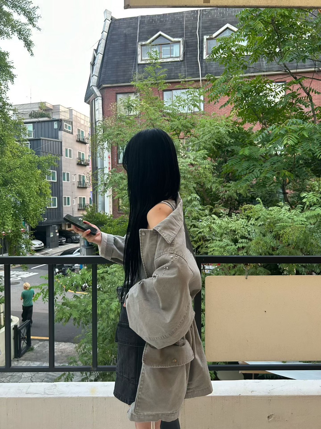 鉚釘背噴漆縮腰牛仔長夾克