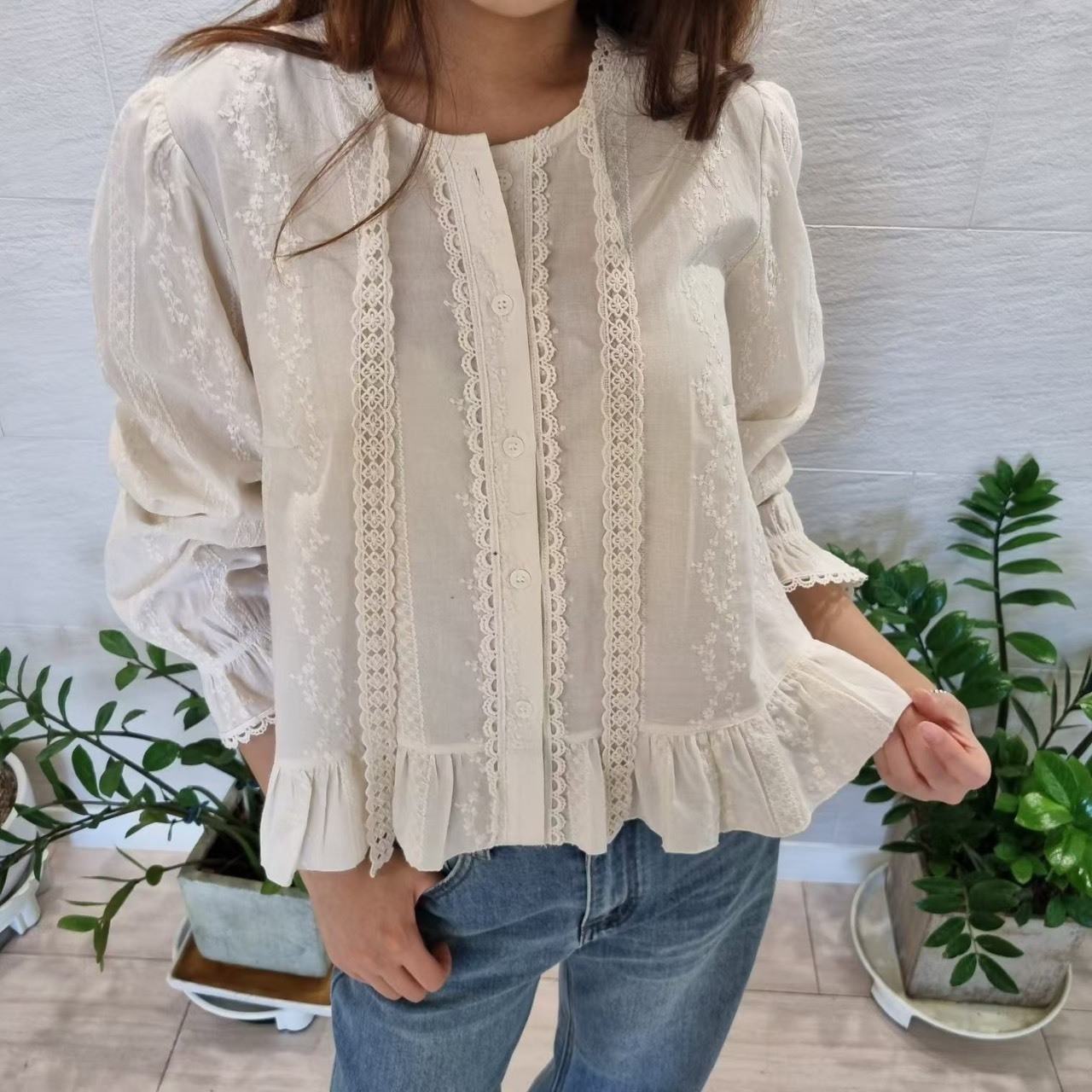 蕾絲綁蝴蝶結刺繡襯衫