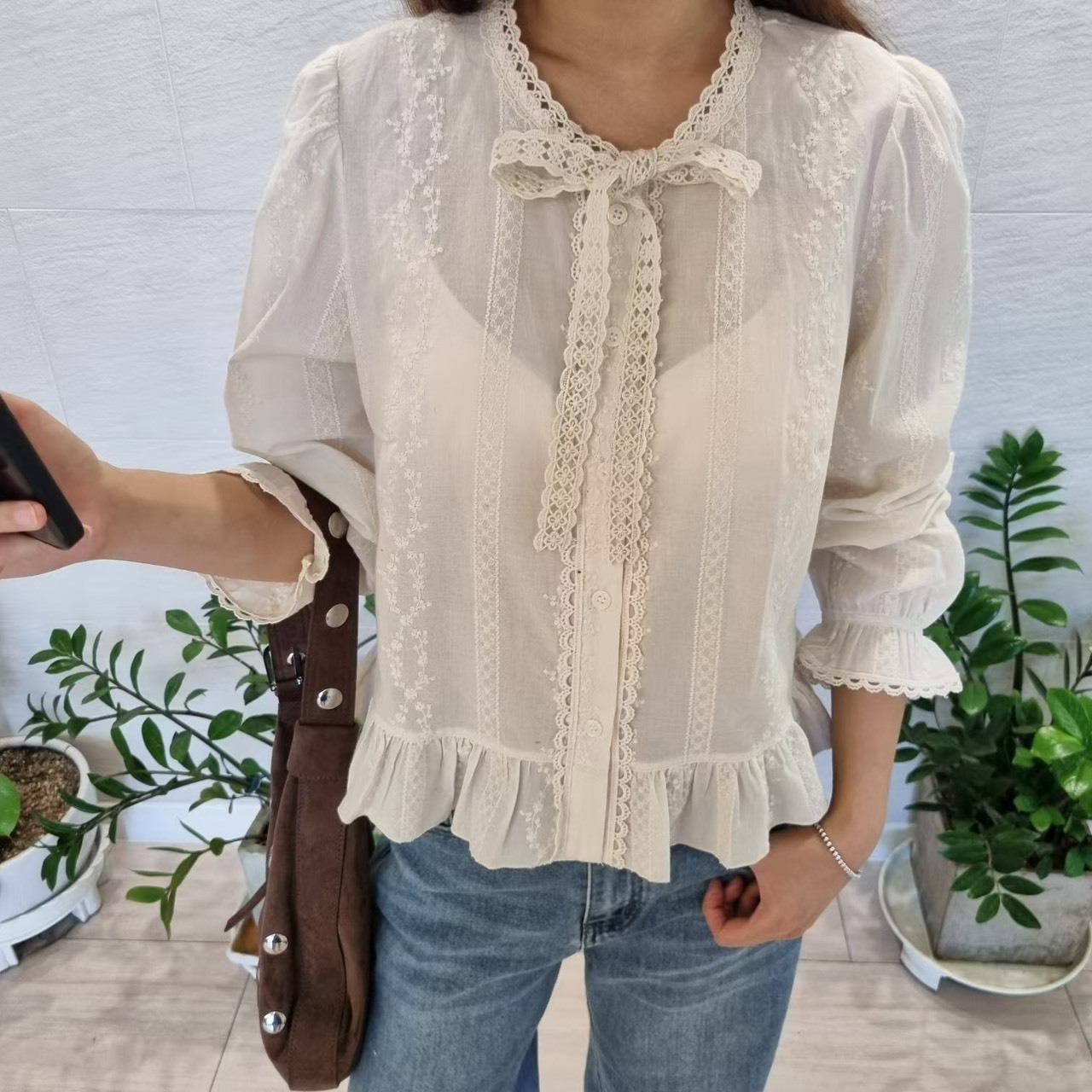 蕾絲綁蝴蝶結刺繡襯衫