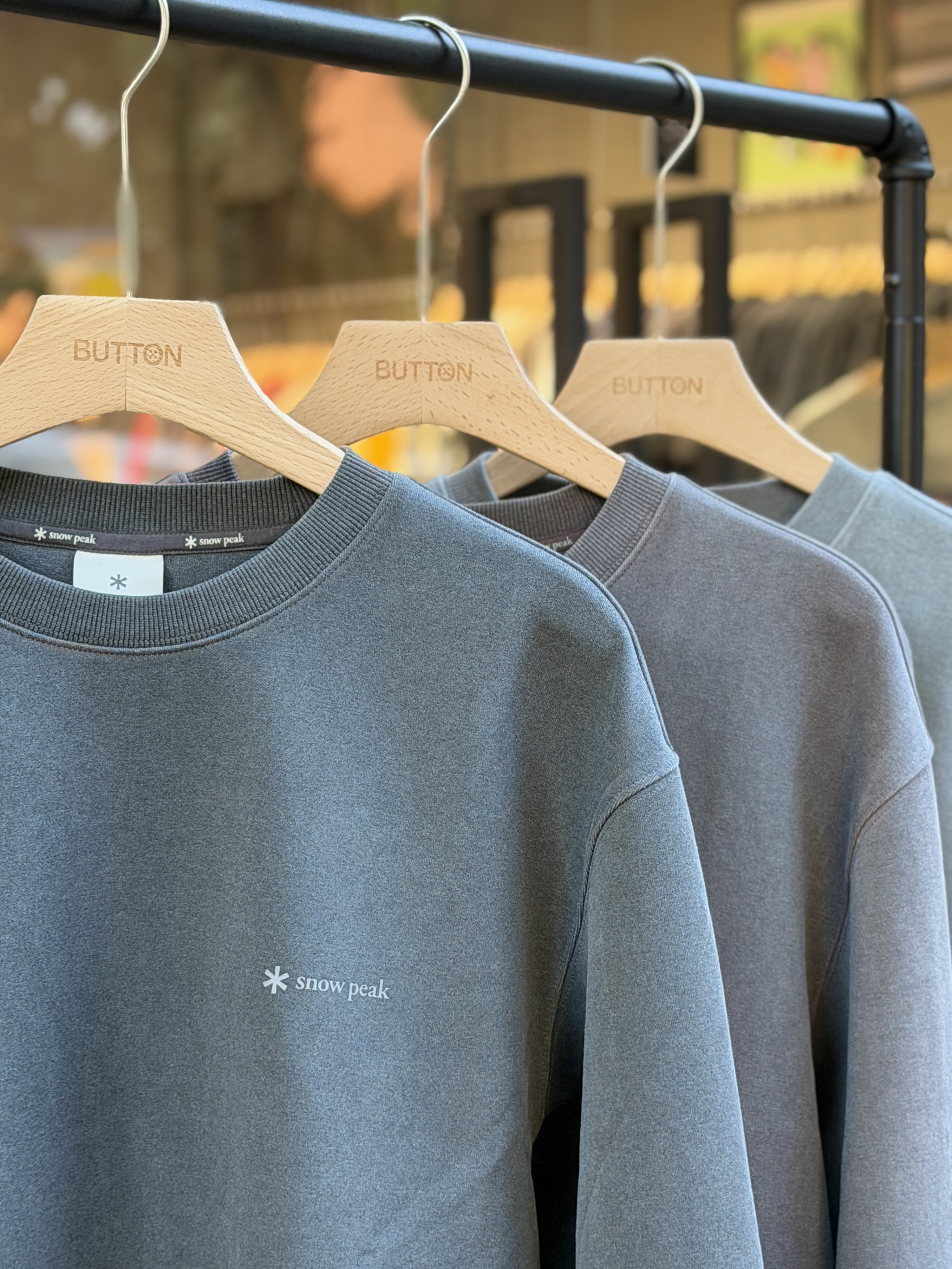 【 26年秋冬🍂新品開團優惠價至9/22 23:59 】Snow Peak Pigment Dyed Lettering Sweatshirt Pigment Dyed 復古水洗染文樣大學Tee S26FUFHT64