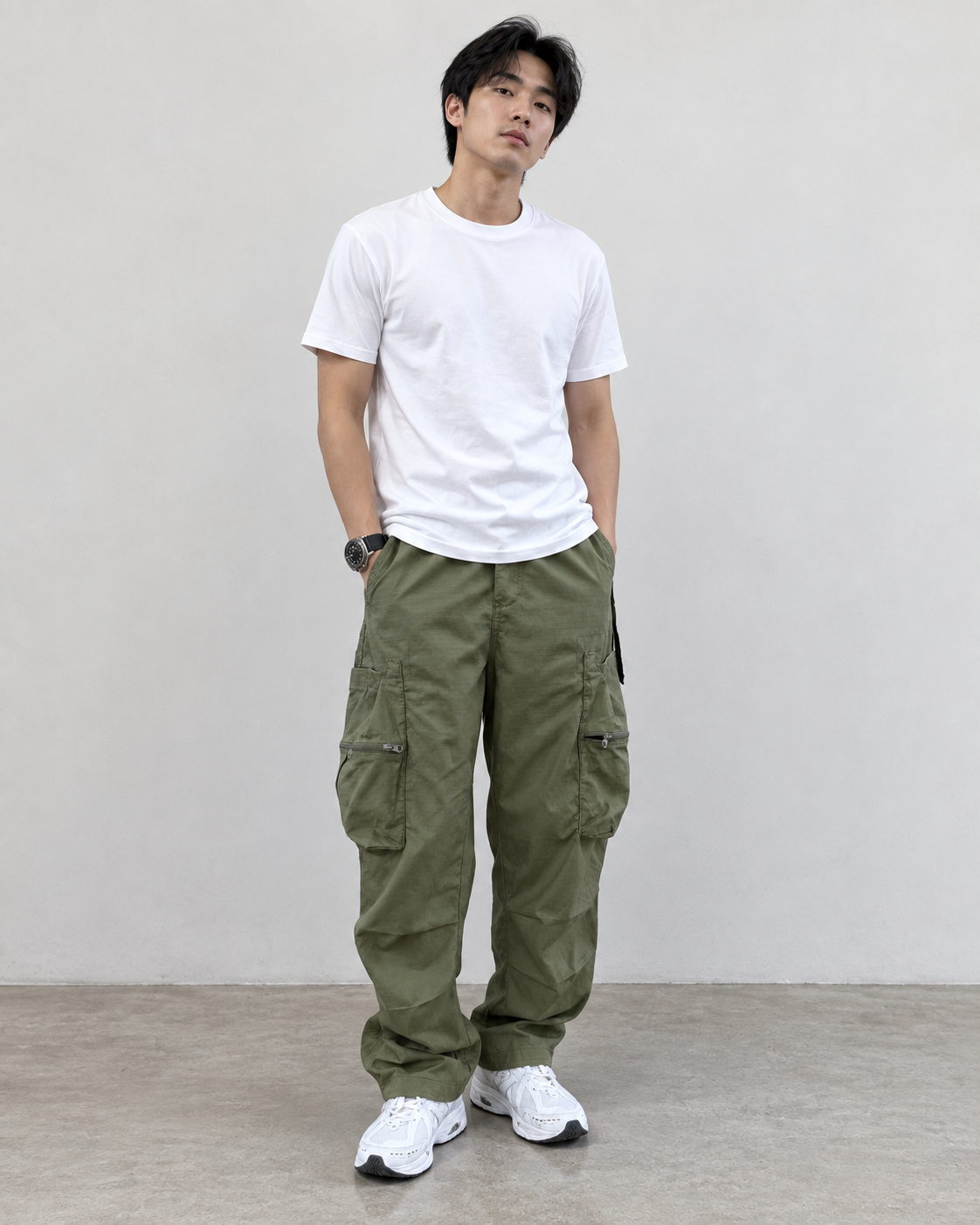 亞洲男生穿白色合身重磅素T搭配軍綠工裝褲