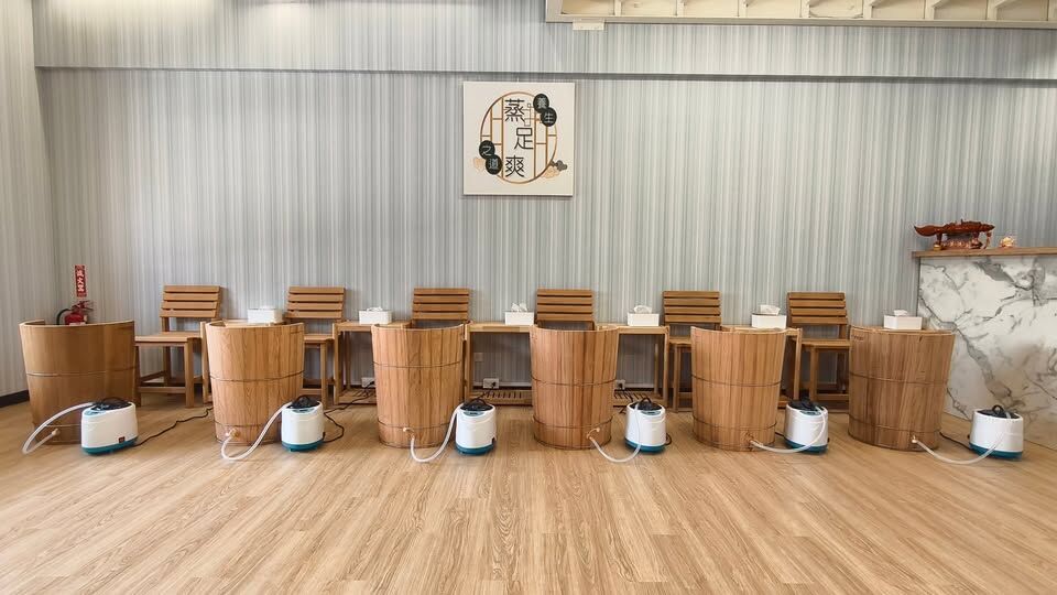 蒸足爽健康館台中烏日高鐵店木製蒸足桶與店內空間實景