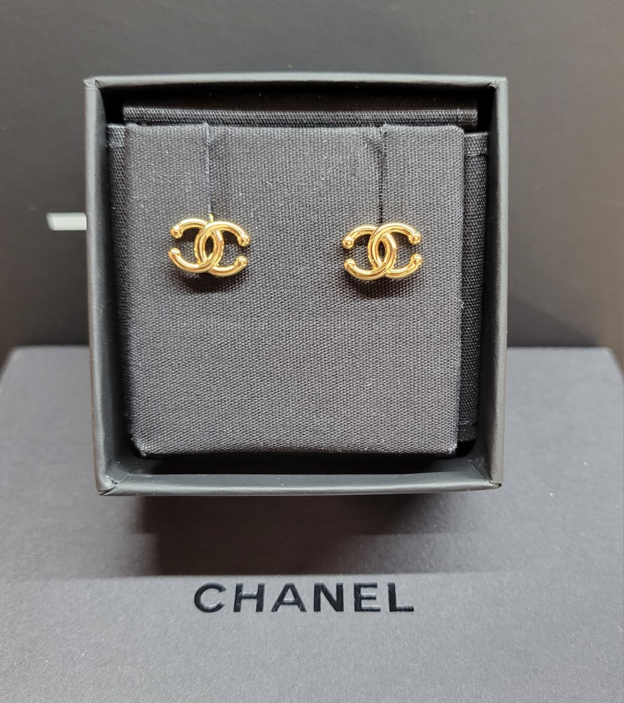 CHANEL AB1173 1.2CM CC LOGO EARRINGS GOLD