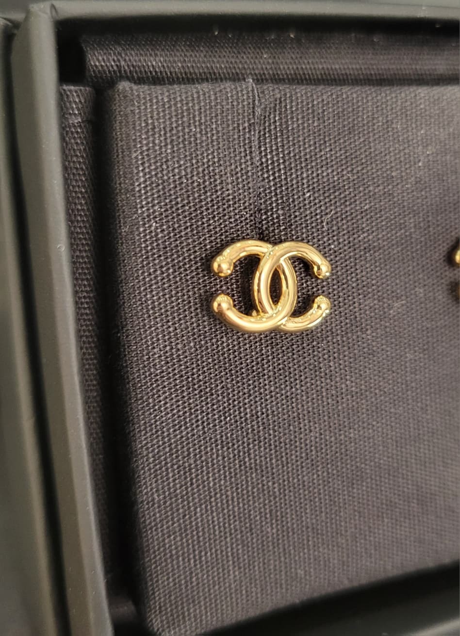 CHANEL AB1173 1.2CM CC LOGO EARRINGS GOLD
