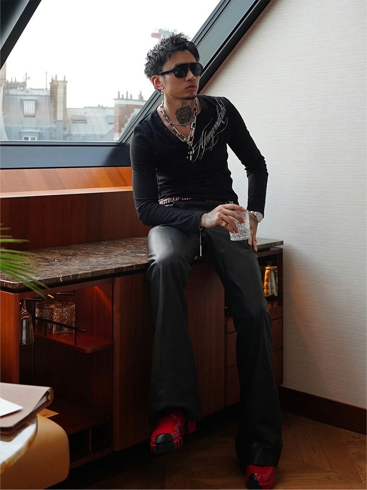 AFGK Ma Siwei's style, slanted cursive logo print, V-neck button collar, slim fit long sleeves. A FEW GOOD KIDS