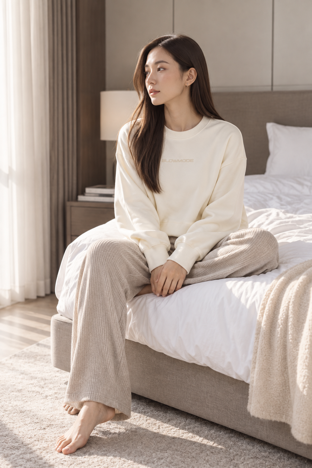 SLOWMODE 女款奶油米白短版圓領大學T Lifestyle