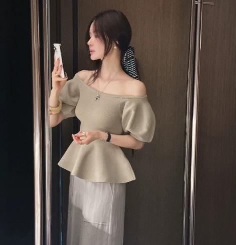 韓國CHIC 花苞露肩挺版針織上衣(卡其/黑)