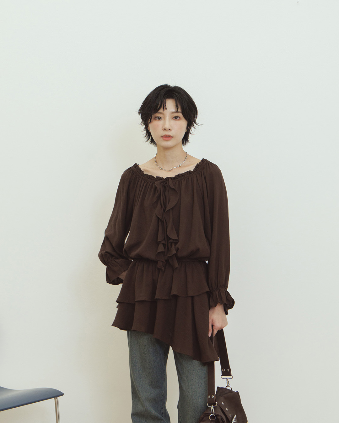 Asymmetrical cut-up tie-up ruffled neckline top, available in two colors.【01200168】in stock+pre-order
