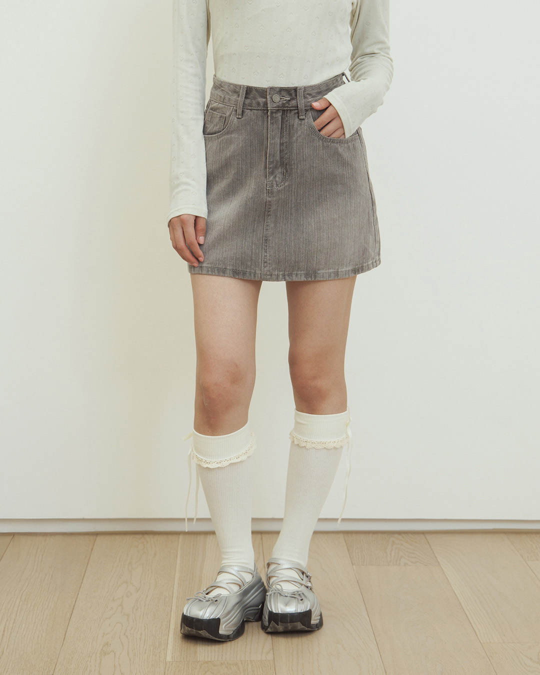Simple washed denim mini skirt, available in two colors, sizes S/M/L.【03010974】in stock+pre-order