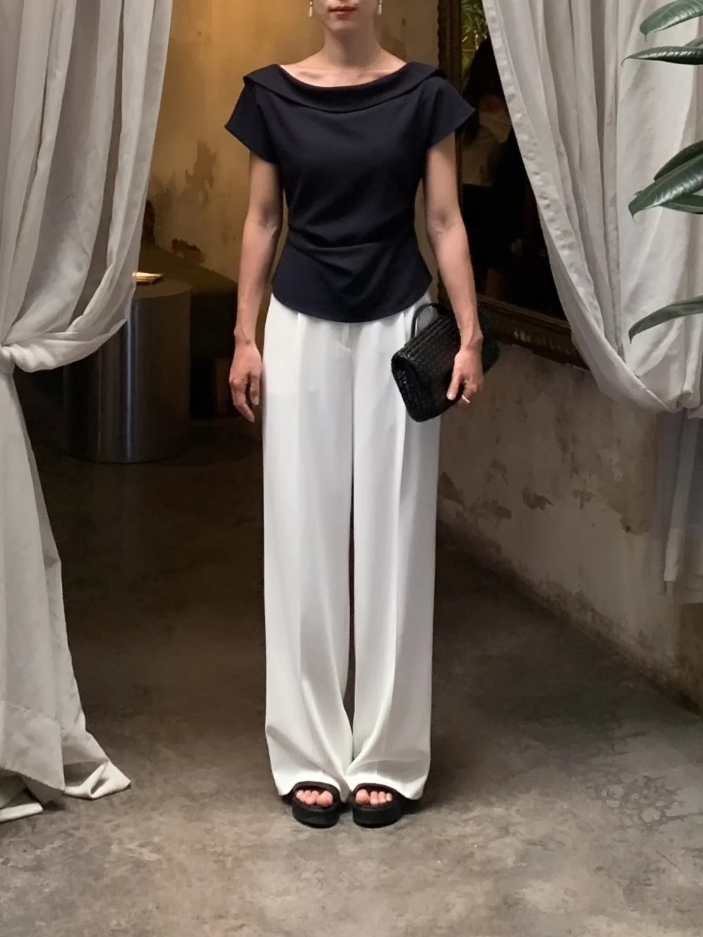 氣質必備! 絲綢感翻領收腰上衣(杏白/深藍)