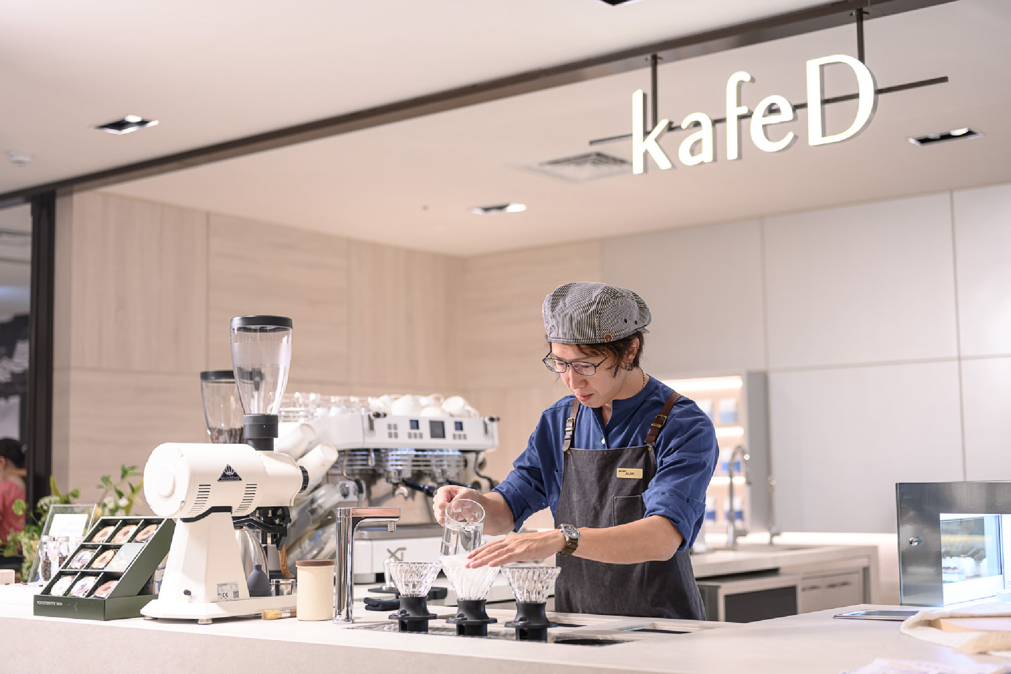 在 kafeD 實體門市內,專業咖啡職人專注沖煮手沖咖啡,釋放咖啡豆最佳風味。