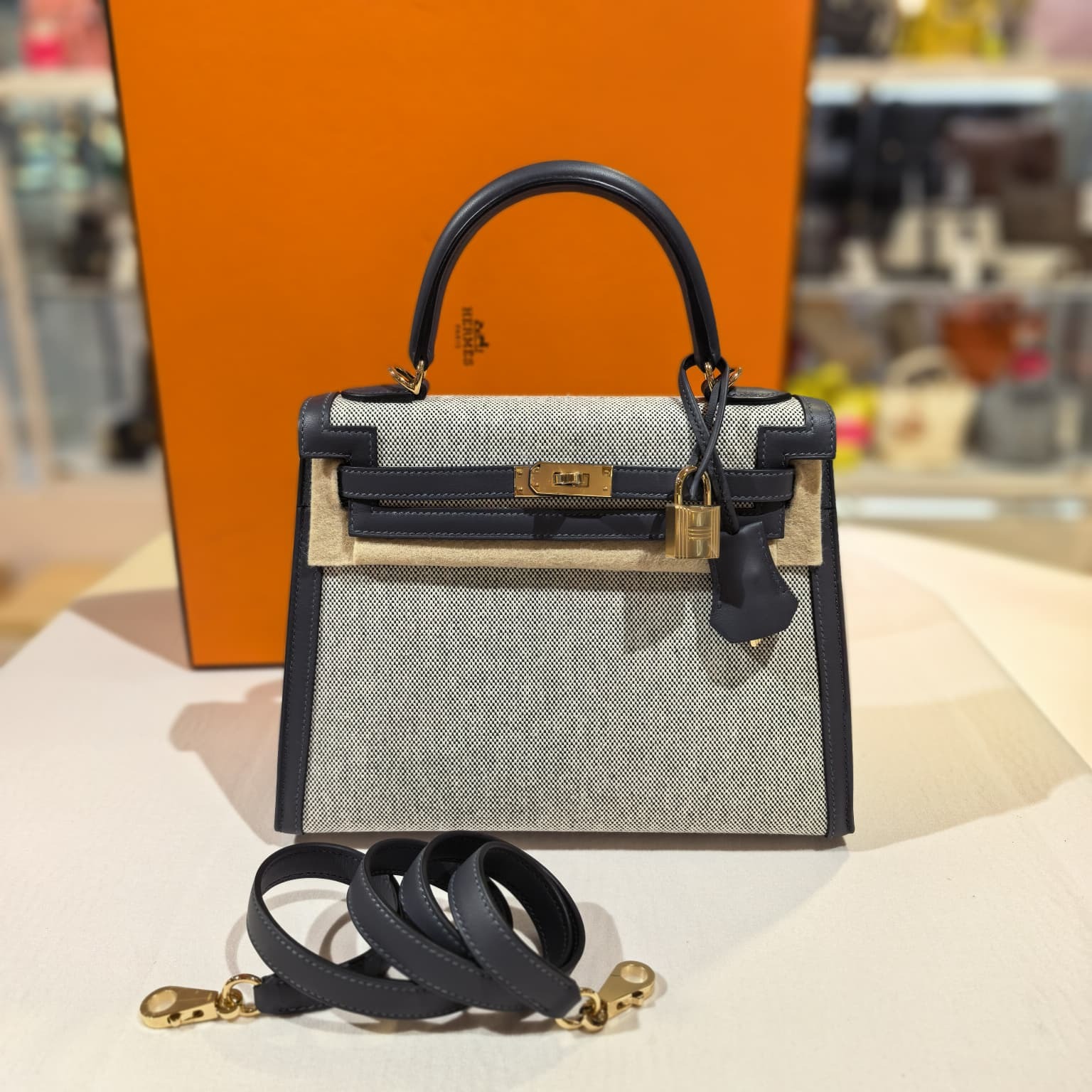 全新HERMES KELLY 25, TOILE / VEAU SWIFT CANVAS / GRIS MISTY GHW 灰色帆布金扣 #K25 #BRAND NEW #香榭站正品