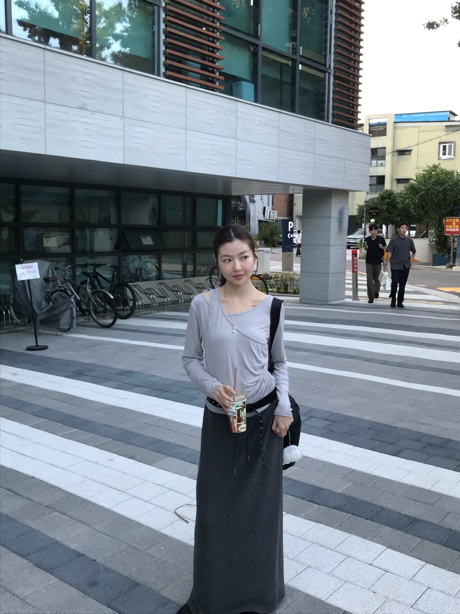 現貨！單肩女神感抓皺上衣(白/杏灰/黑)