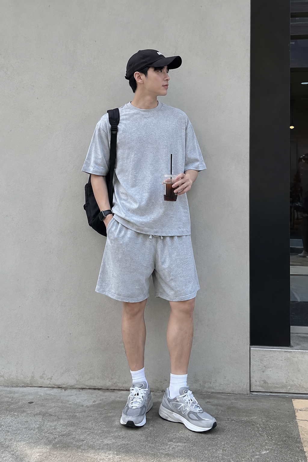 灰色寬鬆短T搭配灰色休閒短褲的男生日常穿搭