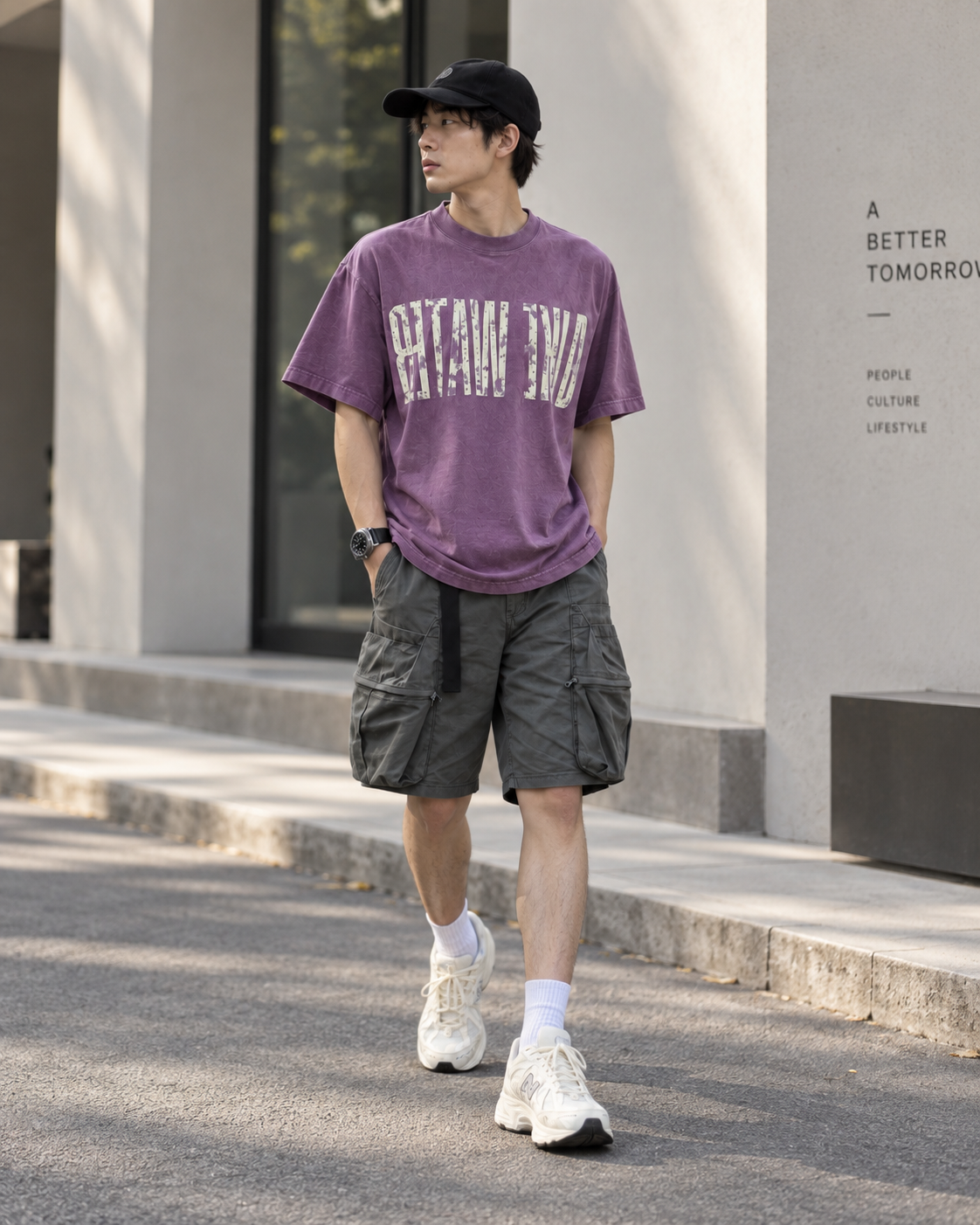 紫色短T搭配深灰色工裝短褲的男生街頭穿搭