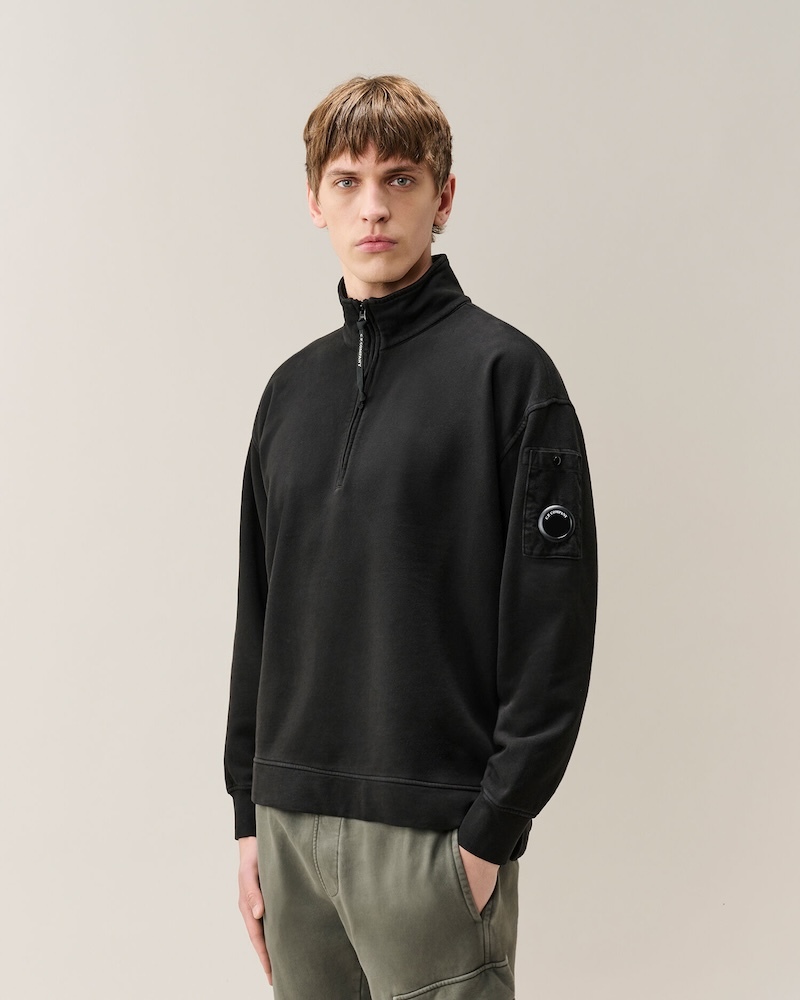 C.P. Company - Brushed and Emerized Diagonal Fleece Mixed Boxy Lens Half Zip Sweatshirt - 21CMSS020A006372M999 BLACK