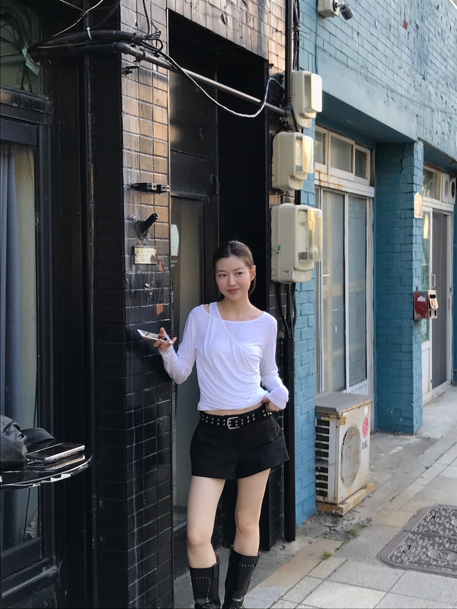 現貨！單肩女神感抓皺上衣(白/杏灰/黑)