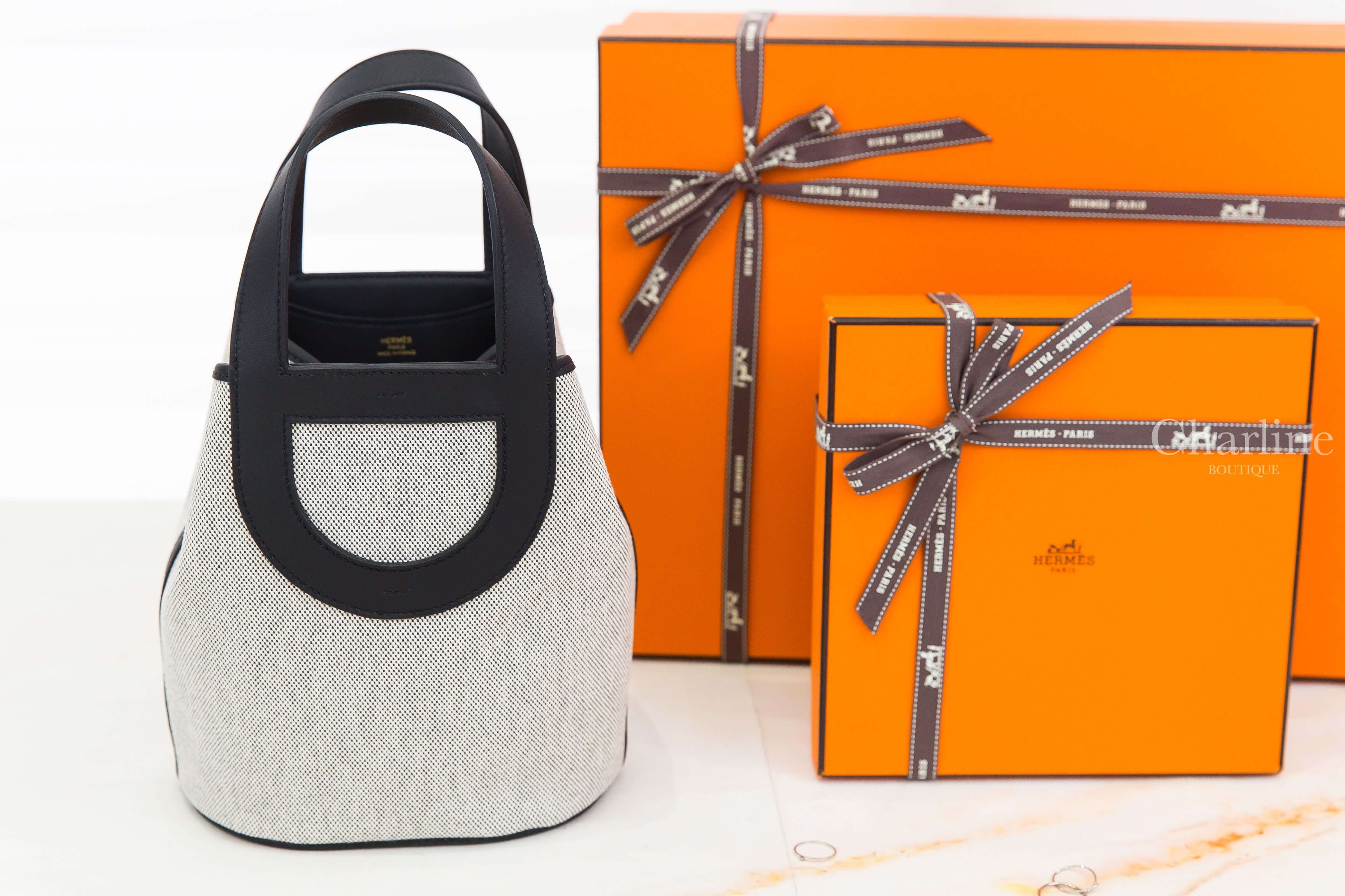 Hermès In The Loop 18cm H Canvas / Swift Calfskin 米灰色帆布拼黑色皮革金釦小型提把水桶包 側面輪廓與帆布皮革拼接細節