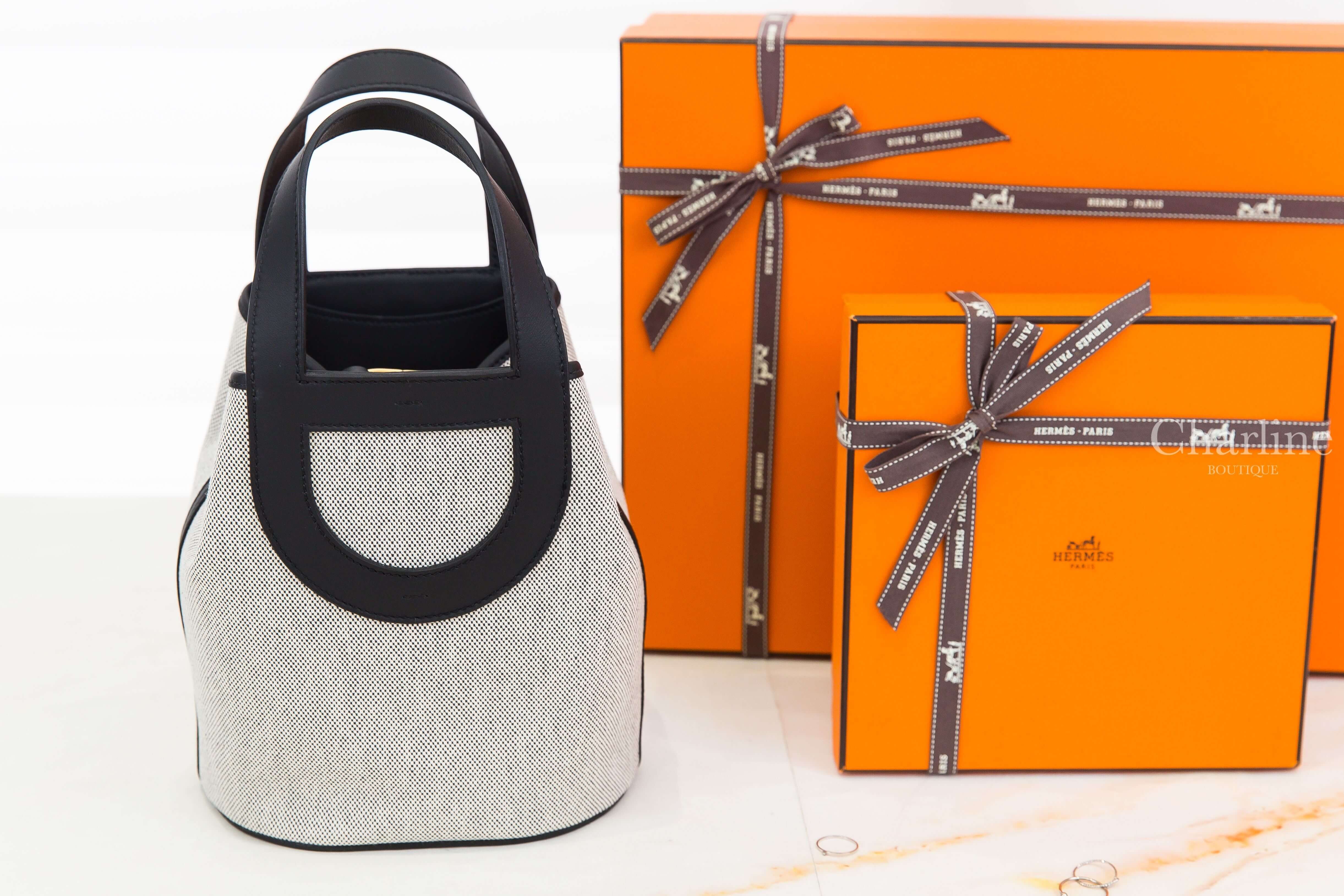 Hermès In The Loop 18cm H Canvas / Swift Calfskin 米灰色帆布拼黑色皮革金釦小型提把水桶包 正面直立包型與黑色皮革提把