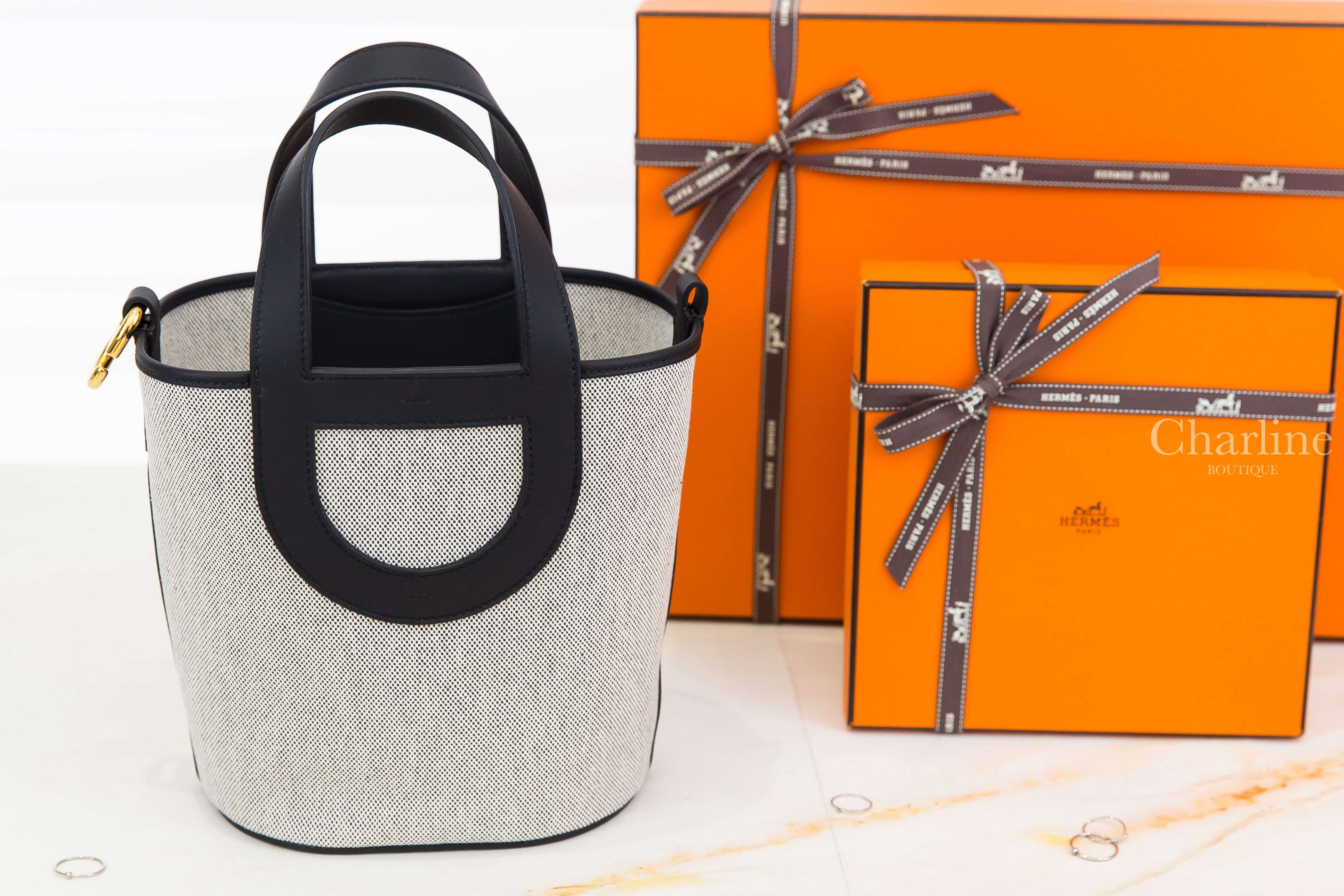 Hermès In The Loop 18cm H Canvas / Swift Calfskin 米灰色帆布拼黑色皮革金釦小型提把水桶包 正面提把與米灰色帆布細節