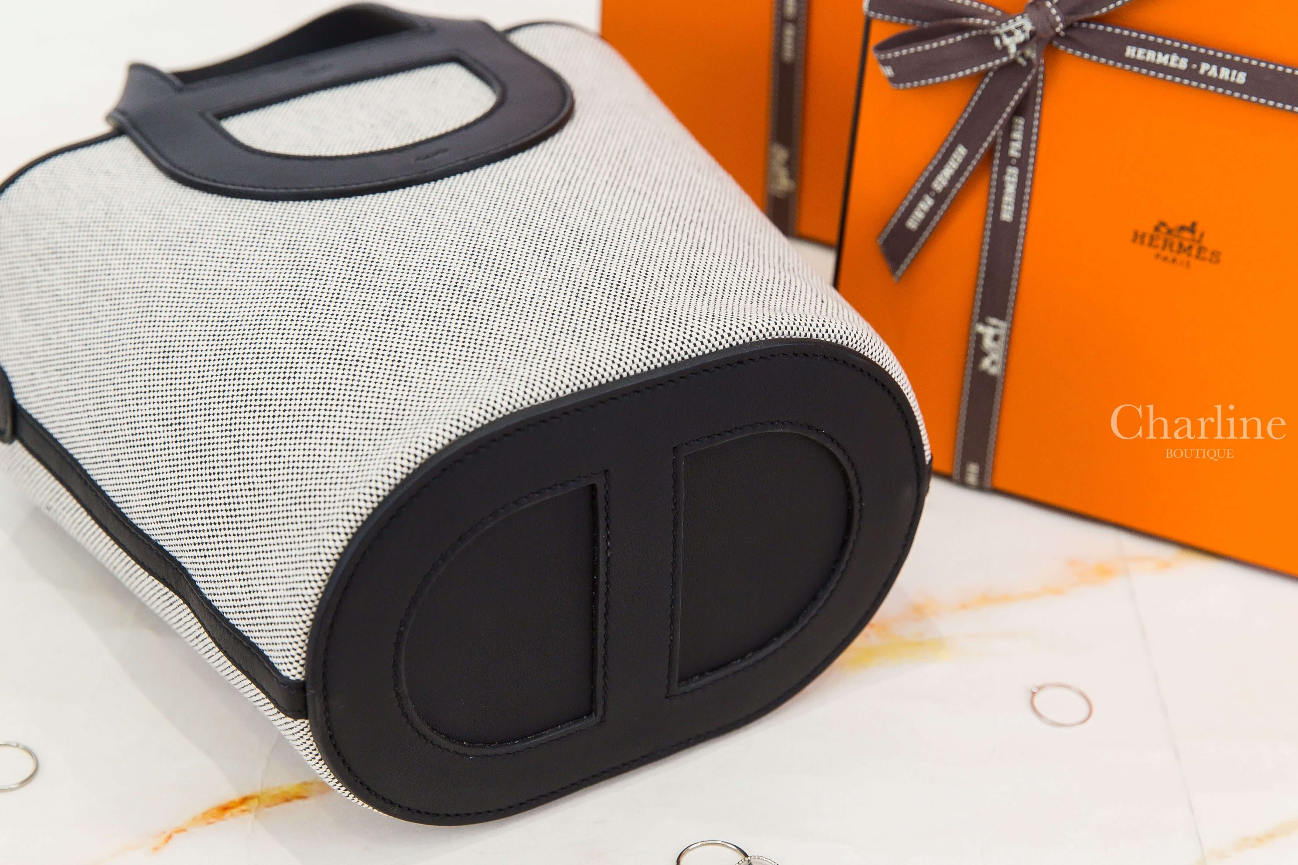 Hermès In The Loop 18cm H Canvas / Swift Calfskin 米灰色帆布拼黑色皮革金釦小型提把水桶包 黑色皮革包底H圖案細節