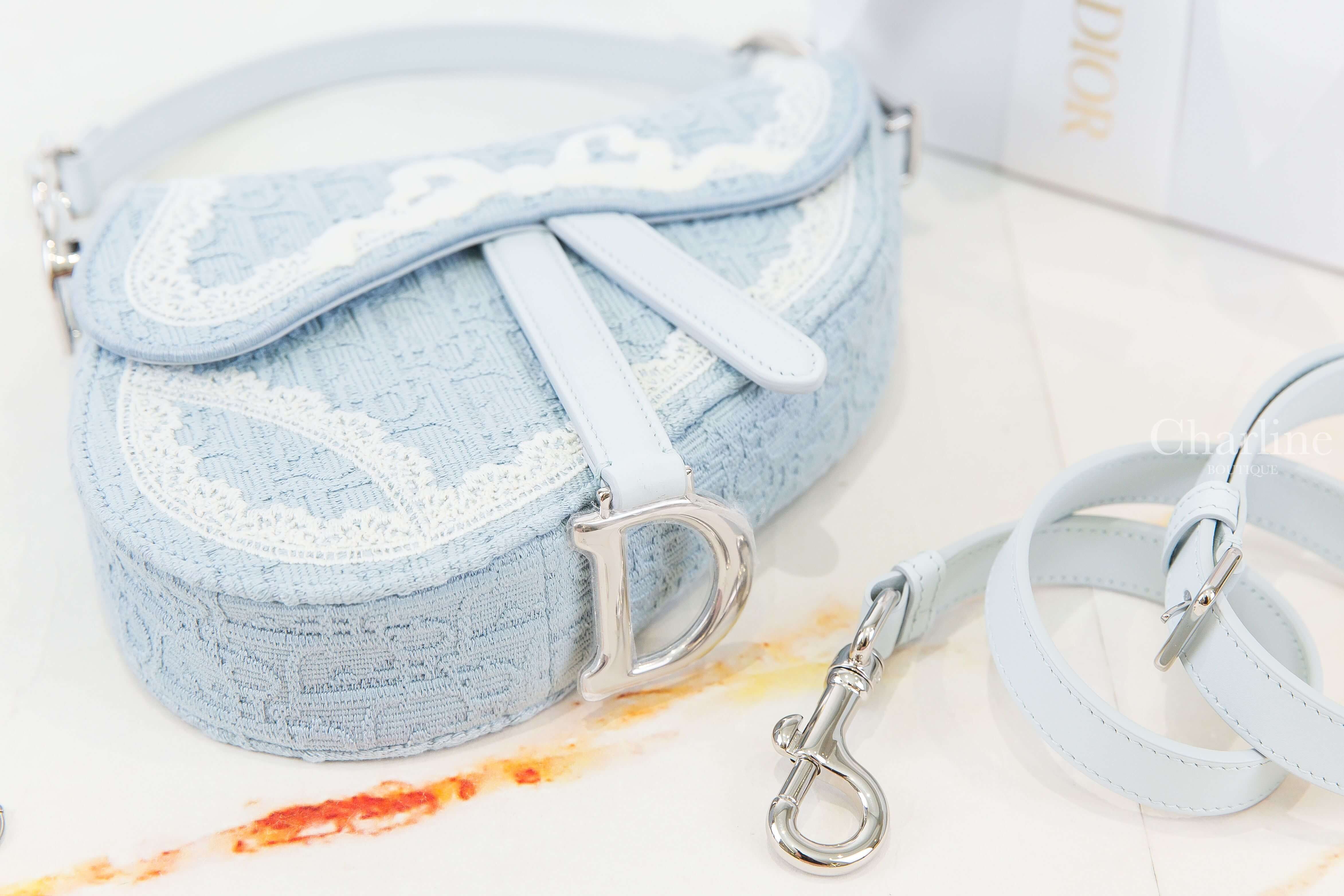 Dior Small Saddle Bag With Strap 天空藍老花白色蕾絲蝴蝶結刺繡D銀飾小型棉質牛皮手提翻蓋馬鞍斜背包 D字銀飾與斜背帶細節