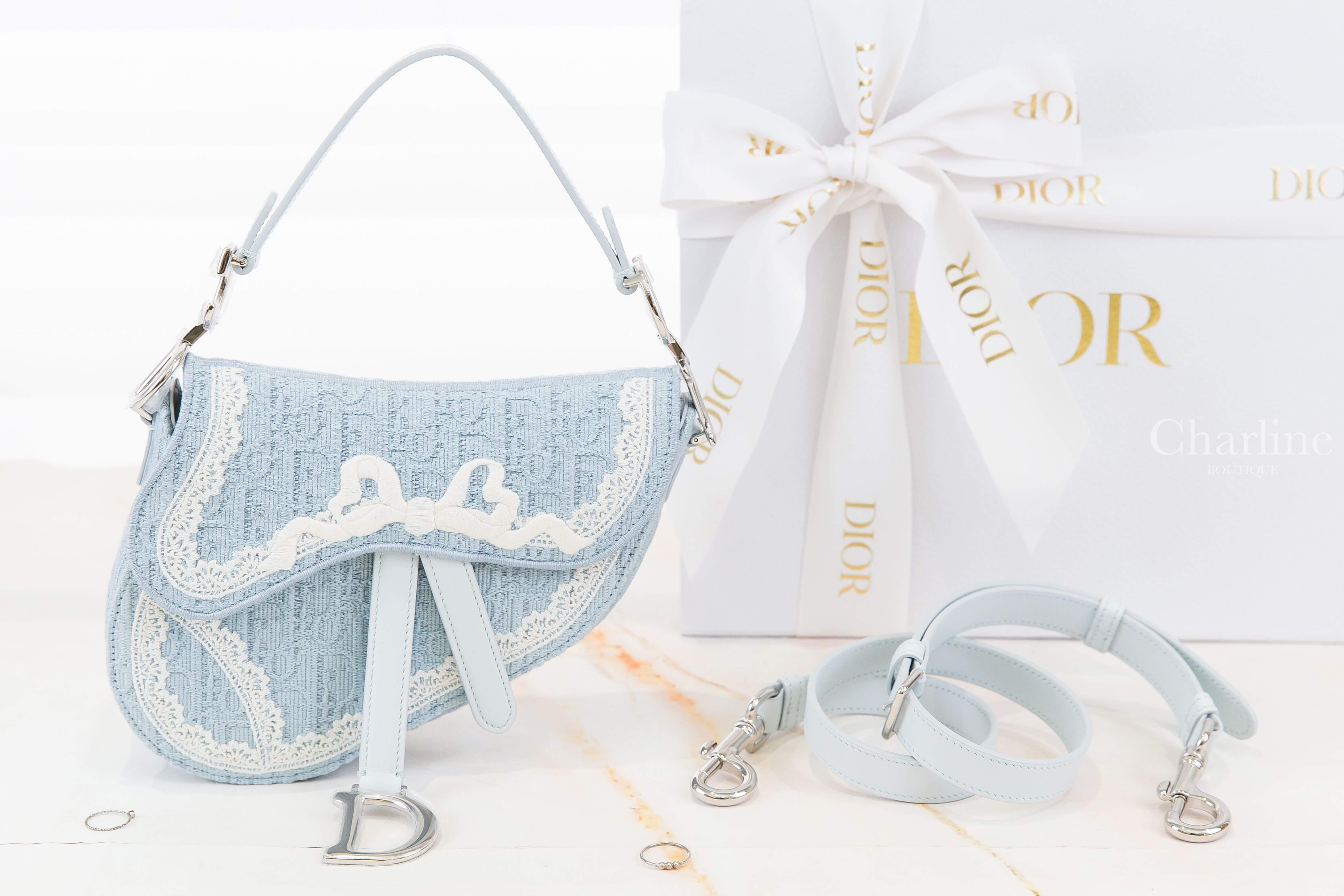 Dior Small Saddle Bag With Strap 天空藍老花白色蕾絲蝴蝶結刺繡D銀飾小型棉質牛皮手提翻蓋馬鞍斜背包 正面蝴蝶結刺繡與完整包型