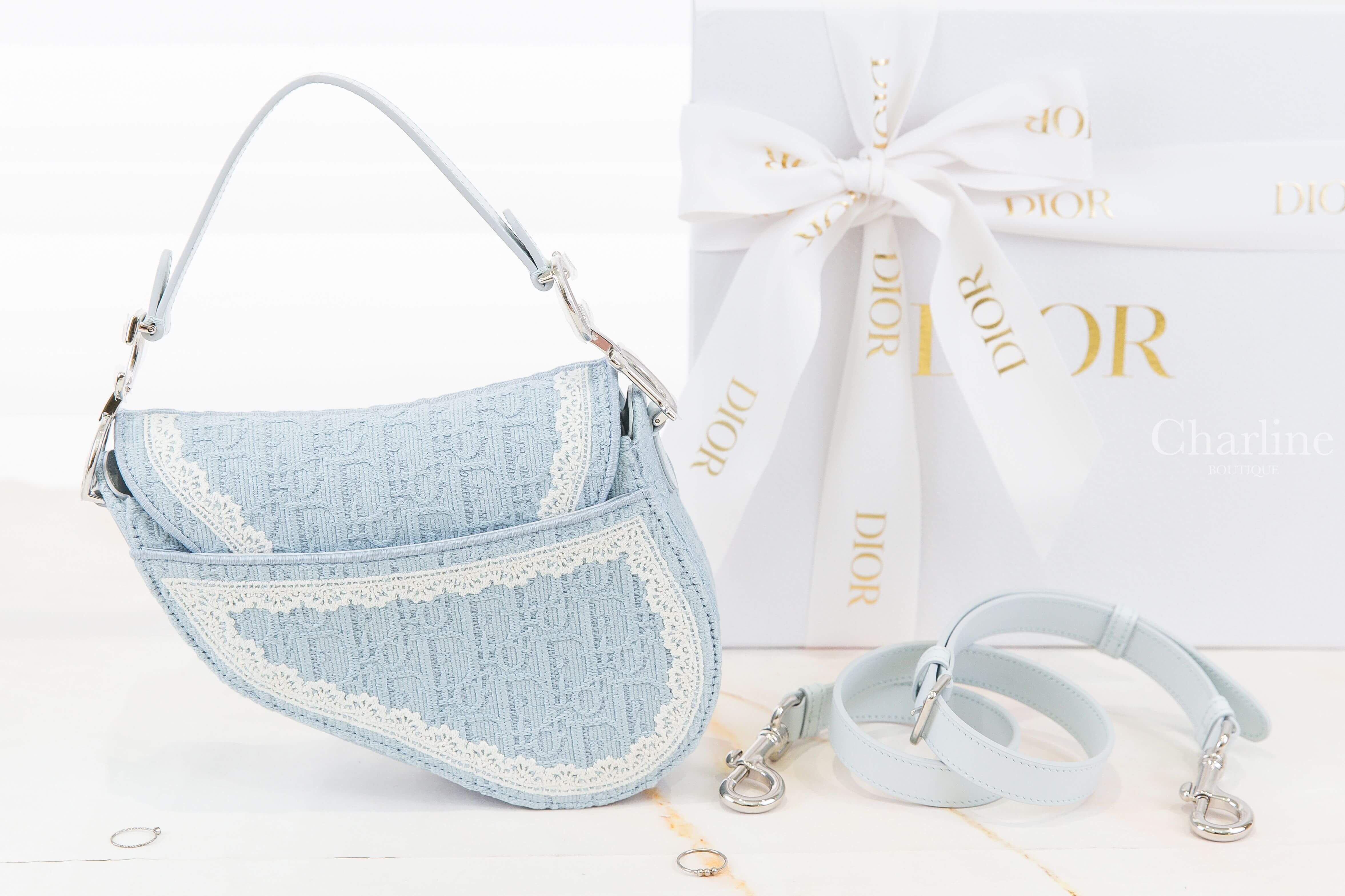 Dior Small Saddle Bag With Strap 天空藍老花白色蕾絲蝴蝶結刺繡D銀飾小型棉質牛皮手提翻蓋馬鞍斜背包 背面老花刺繡與可拆肩帶展示