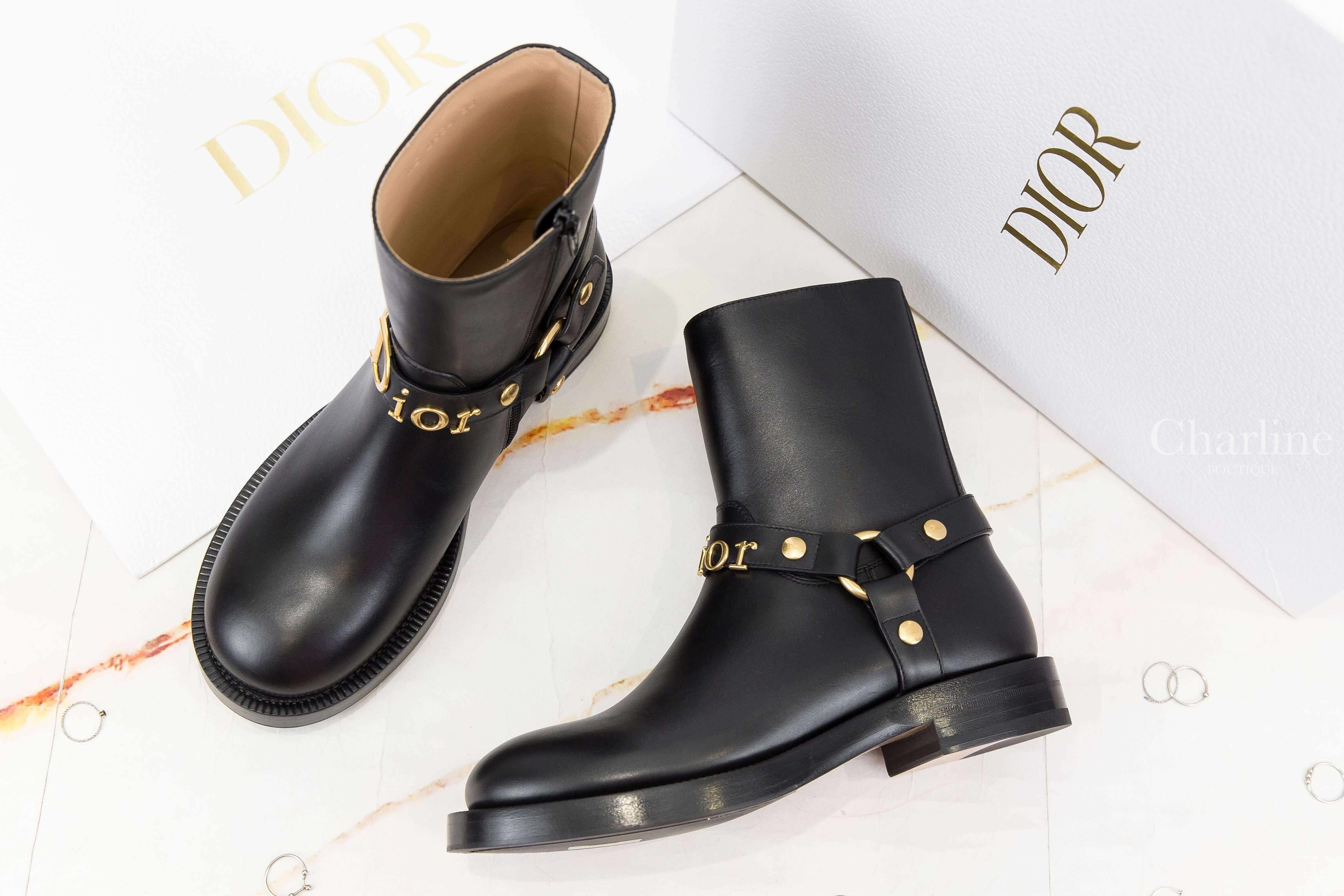 Dior Bolt Ankle Boot 黑色金屬扣環裝飾DIOR金字小牛皮拉鍊低跟踝靴 俯視鞋型與側邊金屬扣環設計