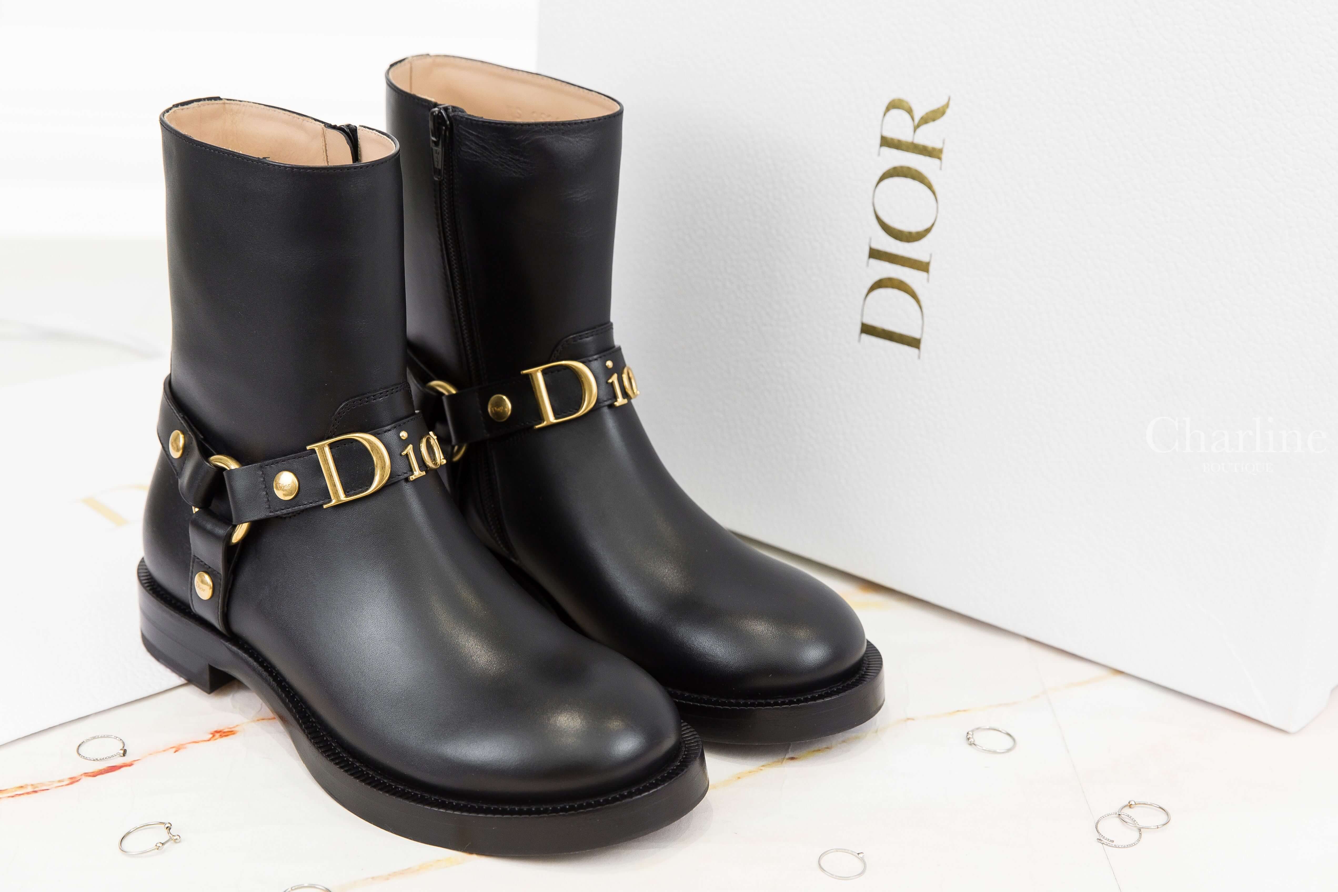 Dior Bolt Ankle Boot 黑色金屬扣環裝飾DIOR金字小牛皮拉鍊低跟踝靴