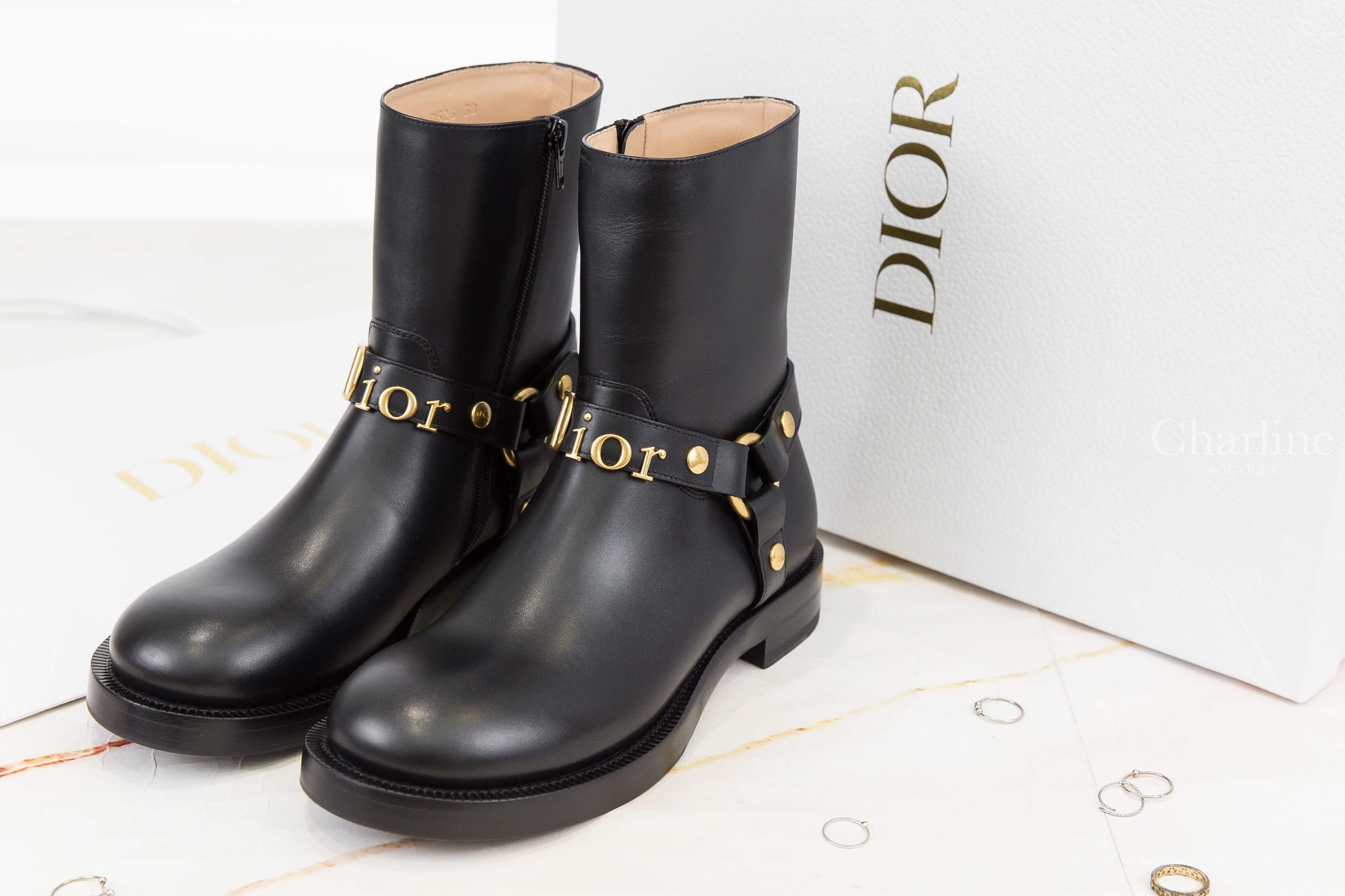 Dior Bolt Ankle Boot 黑色金屬扣環裝飾DIOR金字小牛皮拉鍊低跟踝靴 側面拉鍊與金色DIOR字樣扣環展示