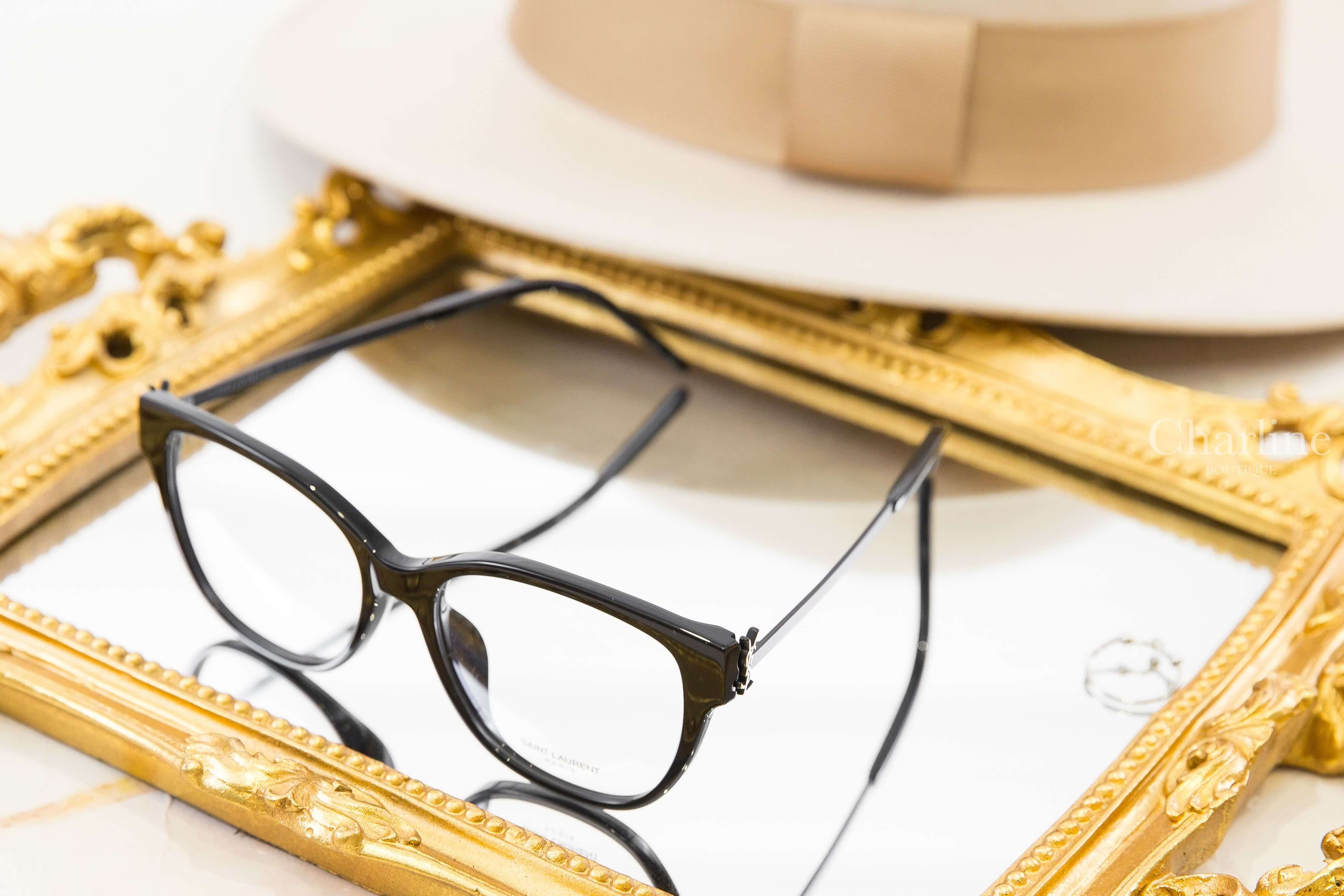 Saint Laurent SL M480 黑色方框側邊金字霧面黑拼接鏡腳平光眼鏡 斜側角度展示方框輪廓與纖細鏡腳