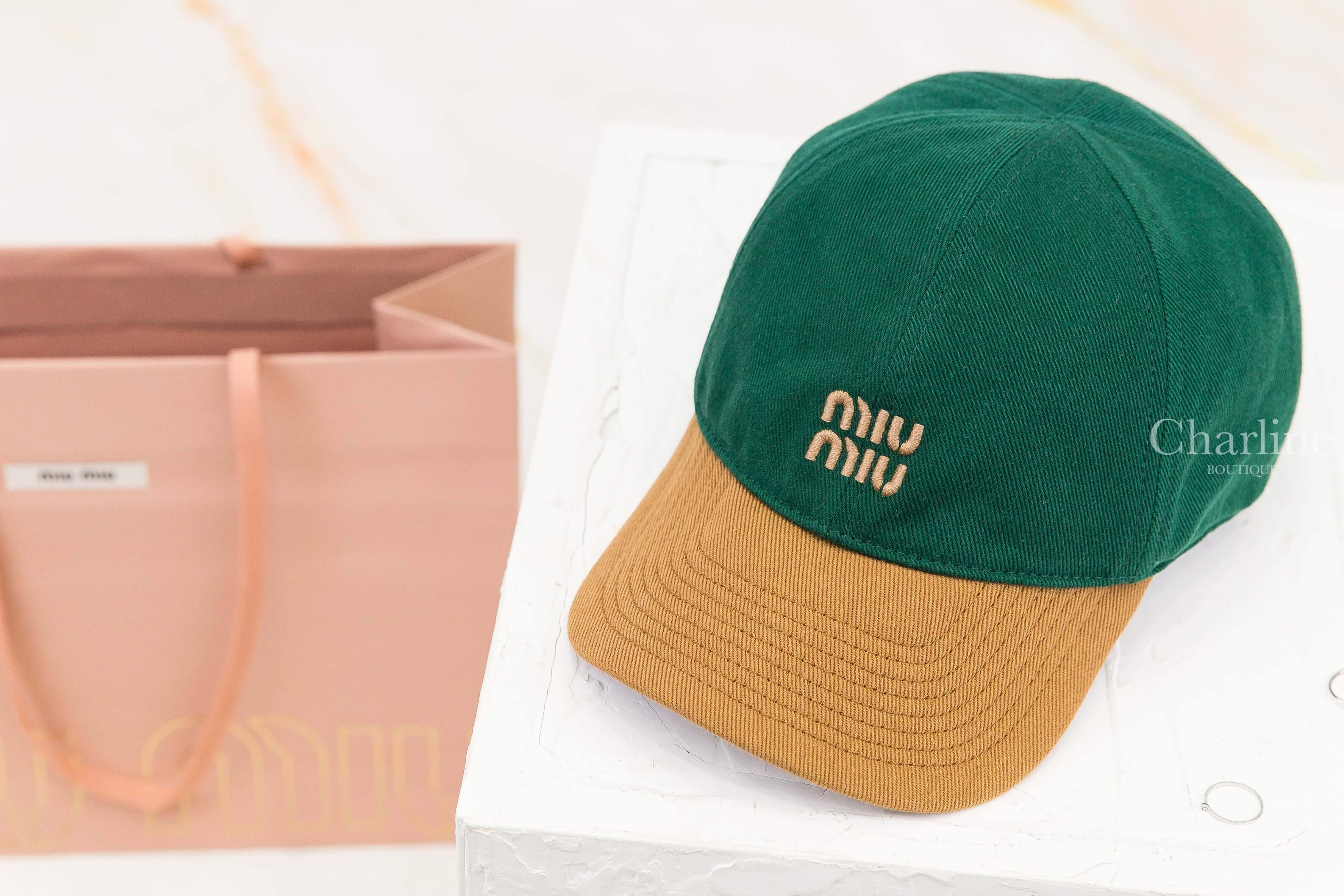 Miu Miu Drill Baseball Cap 撞球綠/軟木色刺繡字母拼色帽簷棉質棒球帽